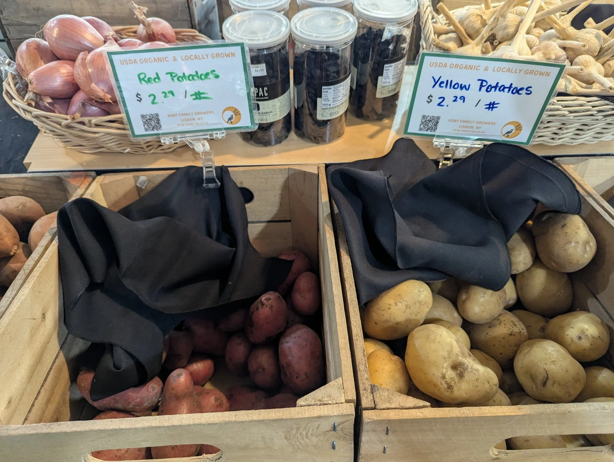 Did someone say ORGANIC?!

✨ Locally Grown Organic Red &amp; Yellow Potatoes
✨ Organic Blueberries and Grapefruit
✨ Organic Purple &amp; Orang#potsdam_food_coop 

Check out these and SO MANY more options in our produce department!

#Potsdam_Food_Coop