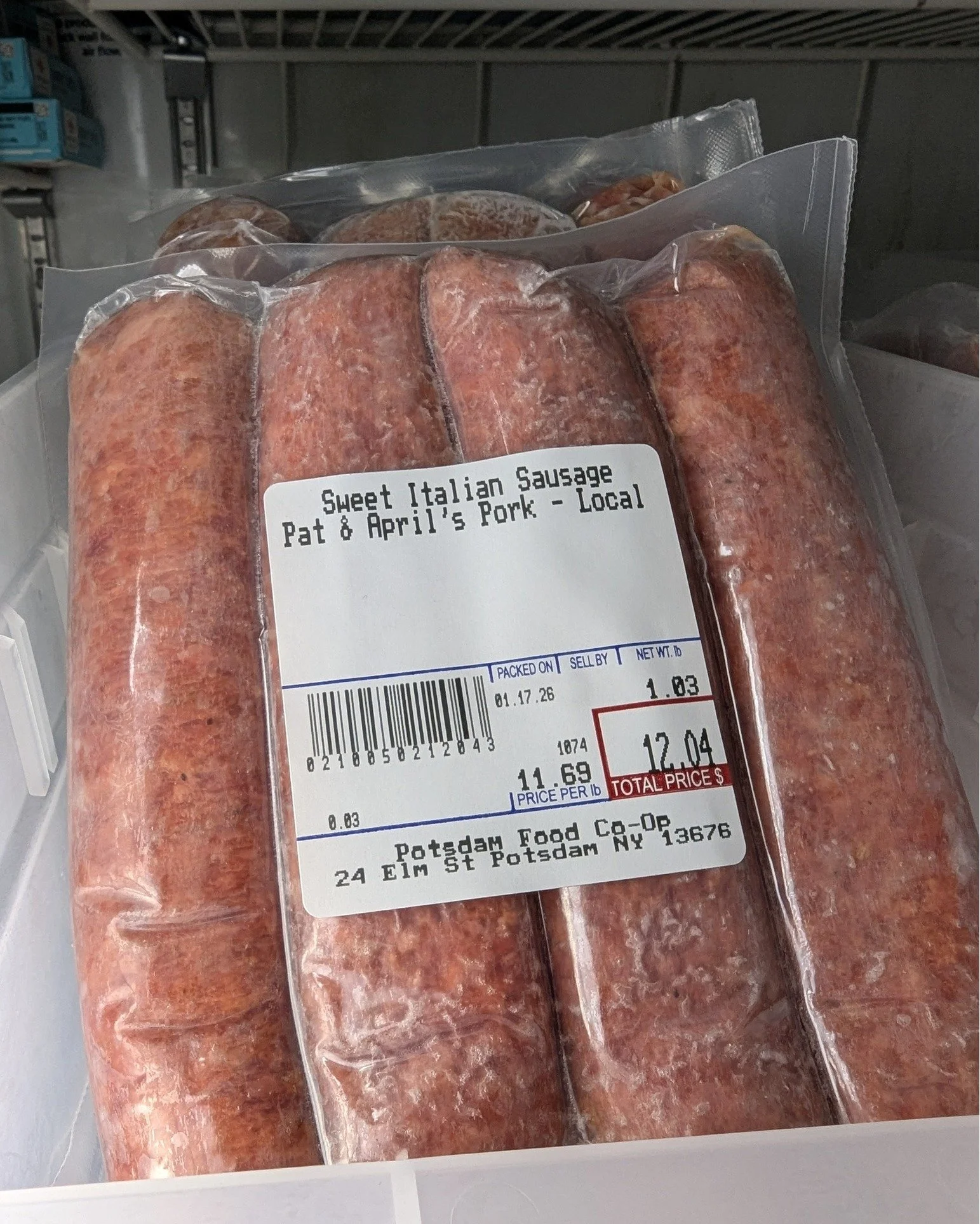 We Love Local! 😍
Come check out all we have to offer from our local meat vendors! 

✨ Pat &amp; April's Pork - Fort Covington, NY 
✨ Rocking TT Bar - Hammond, NY

#Potsdam_Food_Coop #Sausages #Ground_Meat #Pork #Beef