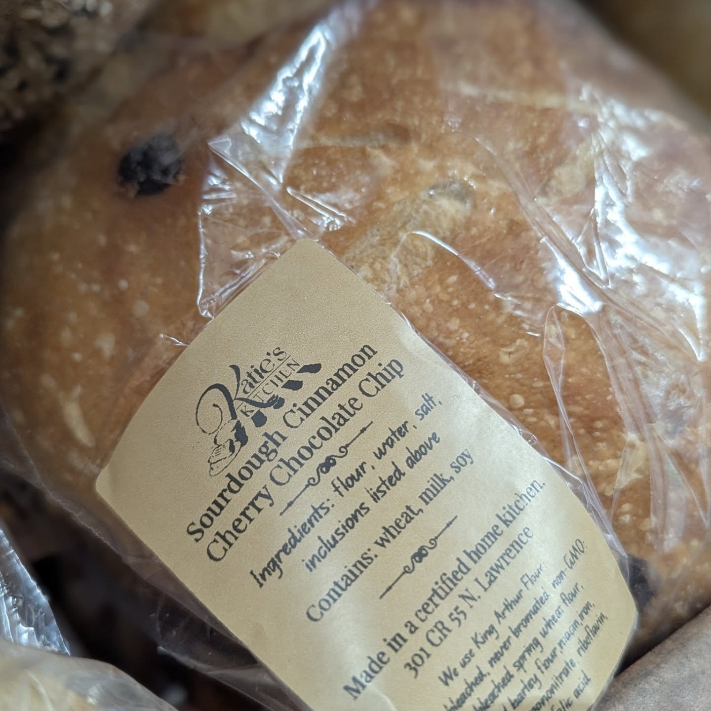 Happy Wednesday! Come grab yourself a loaf of something delicious 🤩

🍞 Locally made Katie's Kitchen this week features a Sourdough cinnamon cherry chocolate chip, a seeded multigrain, and focaccia! Plus your usual bagels and daily loaves. 

⚠️Come 