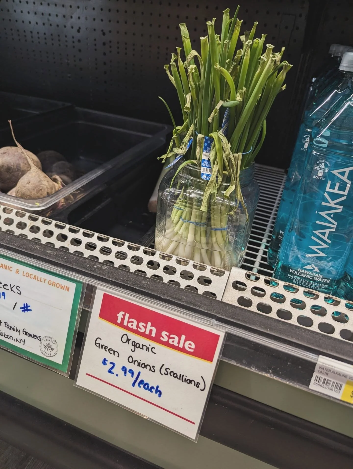 FLASH SALE PRODUCE 🎆 
⚡ Organic green onions $2.99 each
⚡ Organic New England grown brussel sprouts $5.99 per pound
⚡ Organic locally grown mini cabbage from Kent family growers for $1.99 per pound
⚡ Organic kiwi for $0.99 each or six for $5 

#Orga