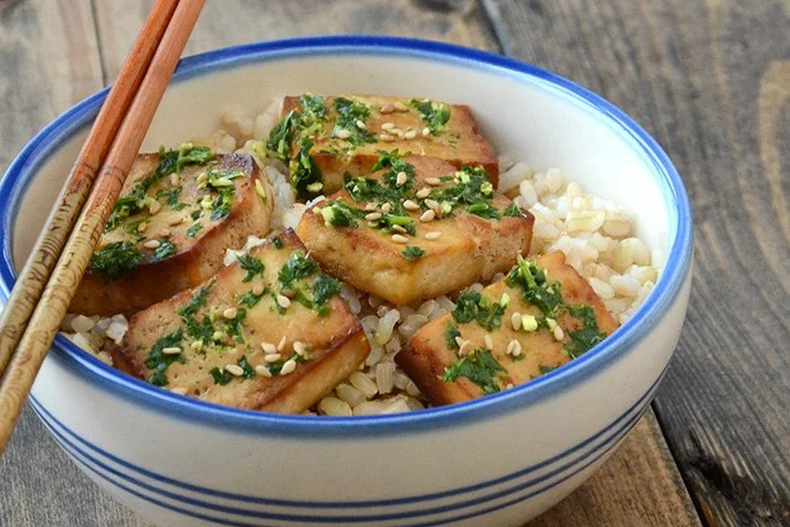 Laurie’s Recipe Picks: Baked Tofu with Ginger Cilantro Pesto