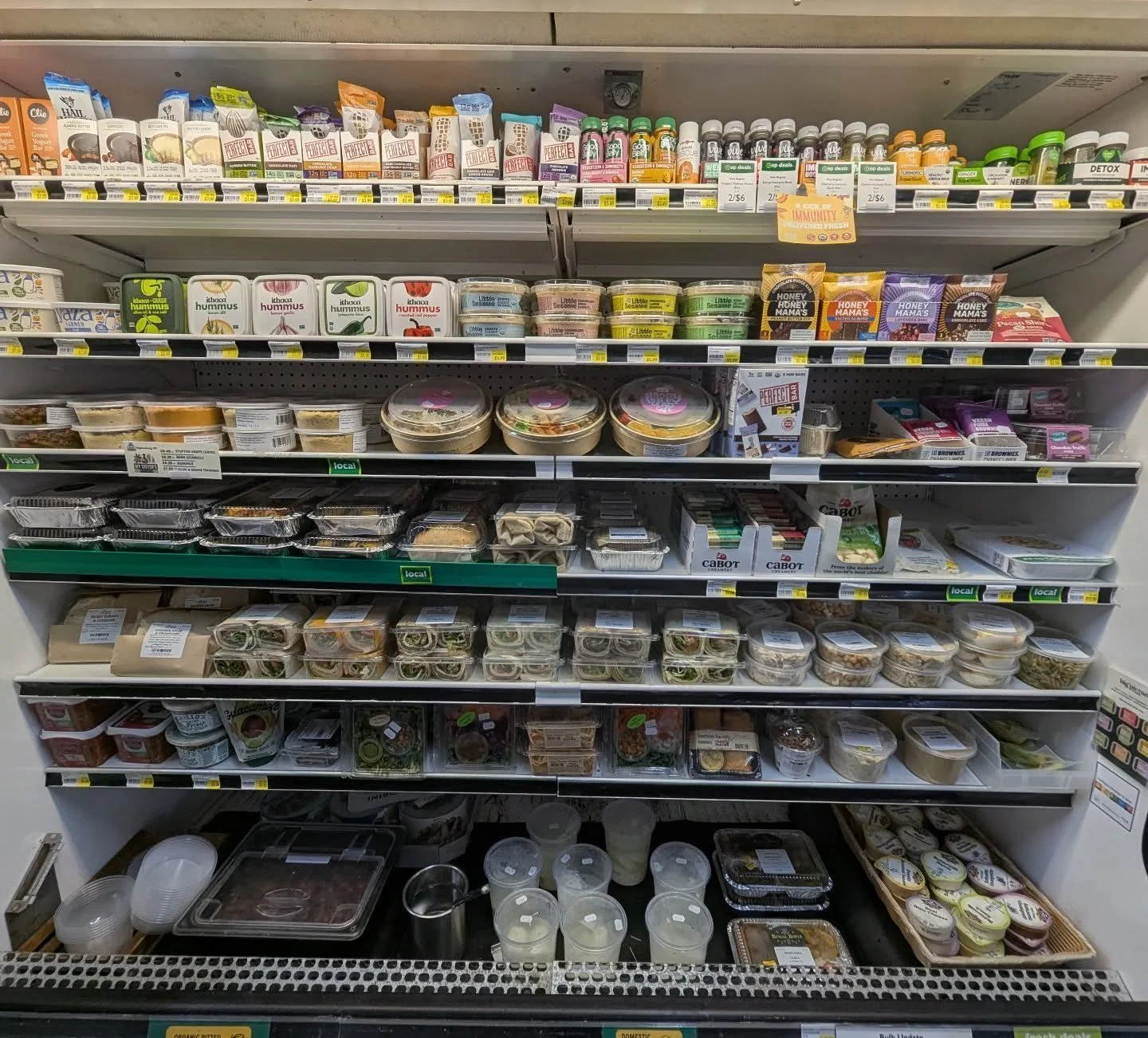 We love a full deli case 🤩 come through and grab something delicious, made either in house or by one of our local vendors! 
🟢 My sister's kitchen is back with hummus, baba ganoush, and Olive and veggie tapenade
🟢 Fresh salads from Happy eats Cafe.