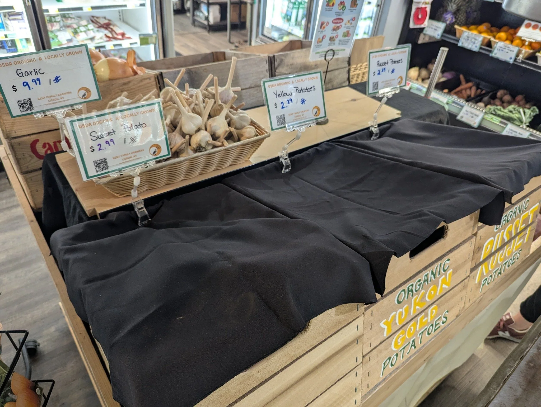 Shhhh... the potatoes are still sleeping 😴
Wait, why do we cover potatoes? To protect them from continuous exposure to overhead lighting, which triggers greening, bitter taste, and faster sprouting

📣 Now you know! Come shop with us today, we're op