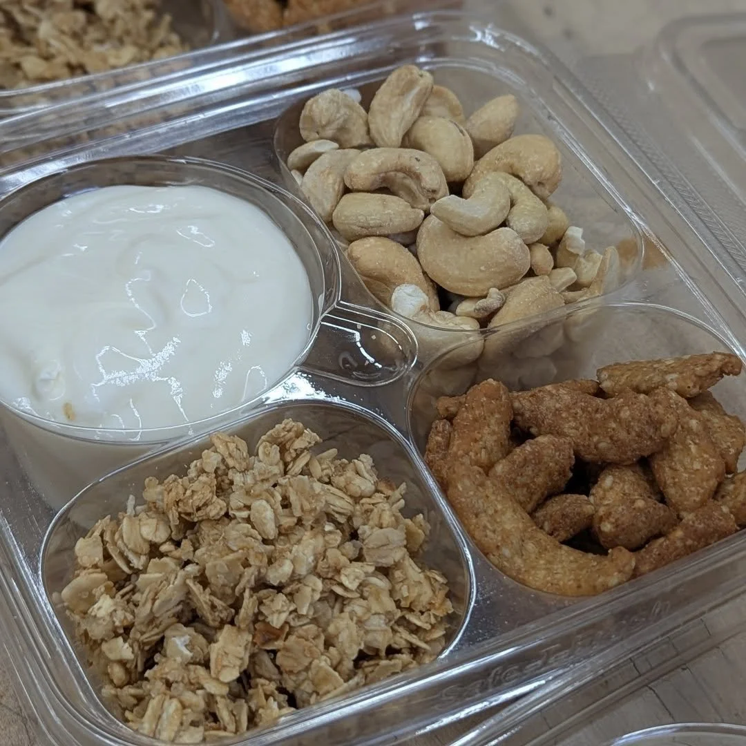 The Co-op Snack Pack 😍 
This week features Brown Cow Vanilla Yogurt, Sesame Sticks, equal exchange roasted and salted cashews, and Field Day honey granola! 

What would you want to see in a snack pack? 

#potsdam_food_coop #snack_pack #yogurt