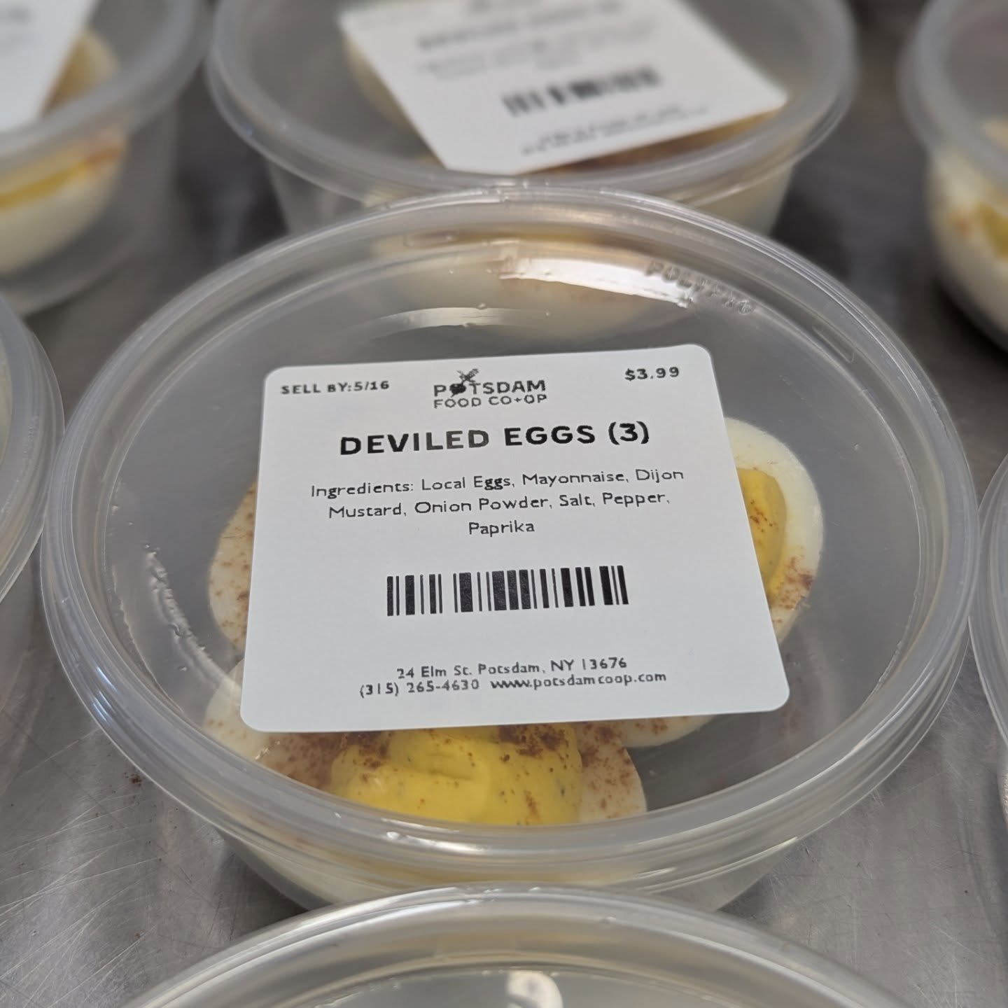 Freshly made classic deviled eggs are available in the deli case 🥰 made with local eggs 🥚!! 

#potsdam_food_coop #local_eggs #fresh #deviled_eggs