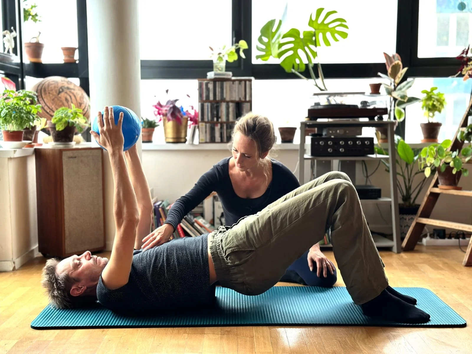 Photo d'une sceance de pilates à domicile