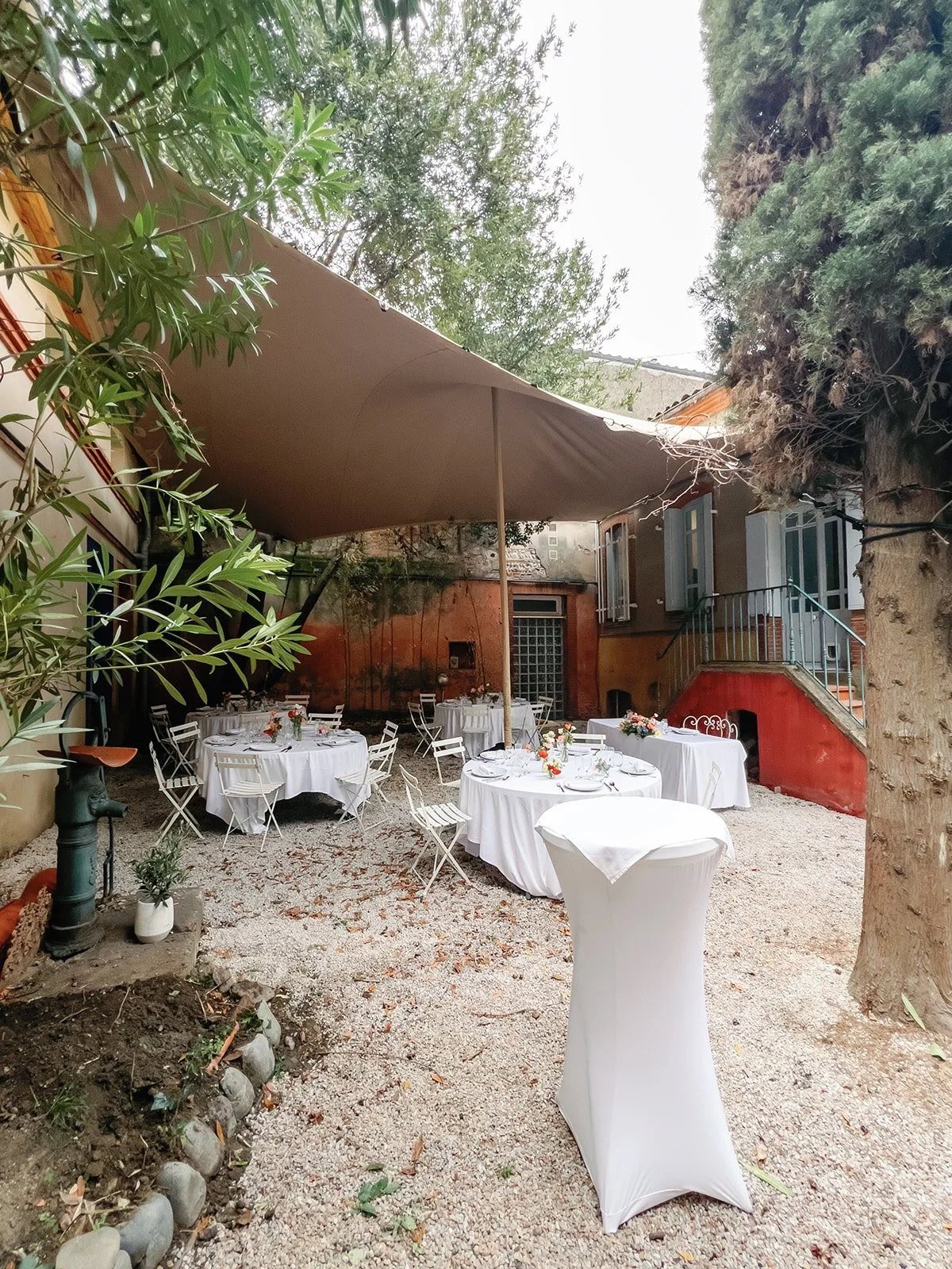 tables rondes et fontaine maison bonnefoy hotel toulous mariage brunch.jpg