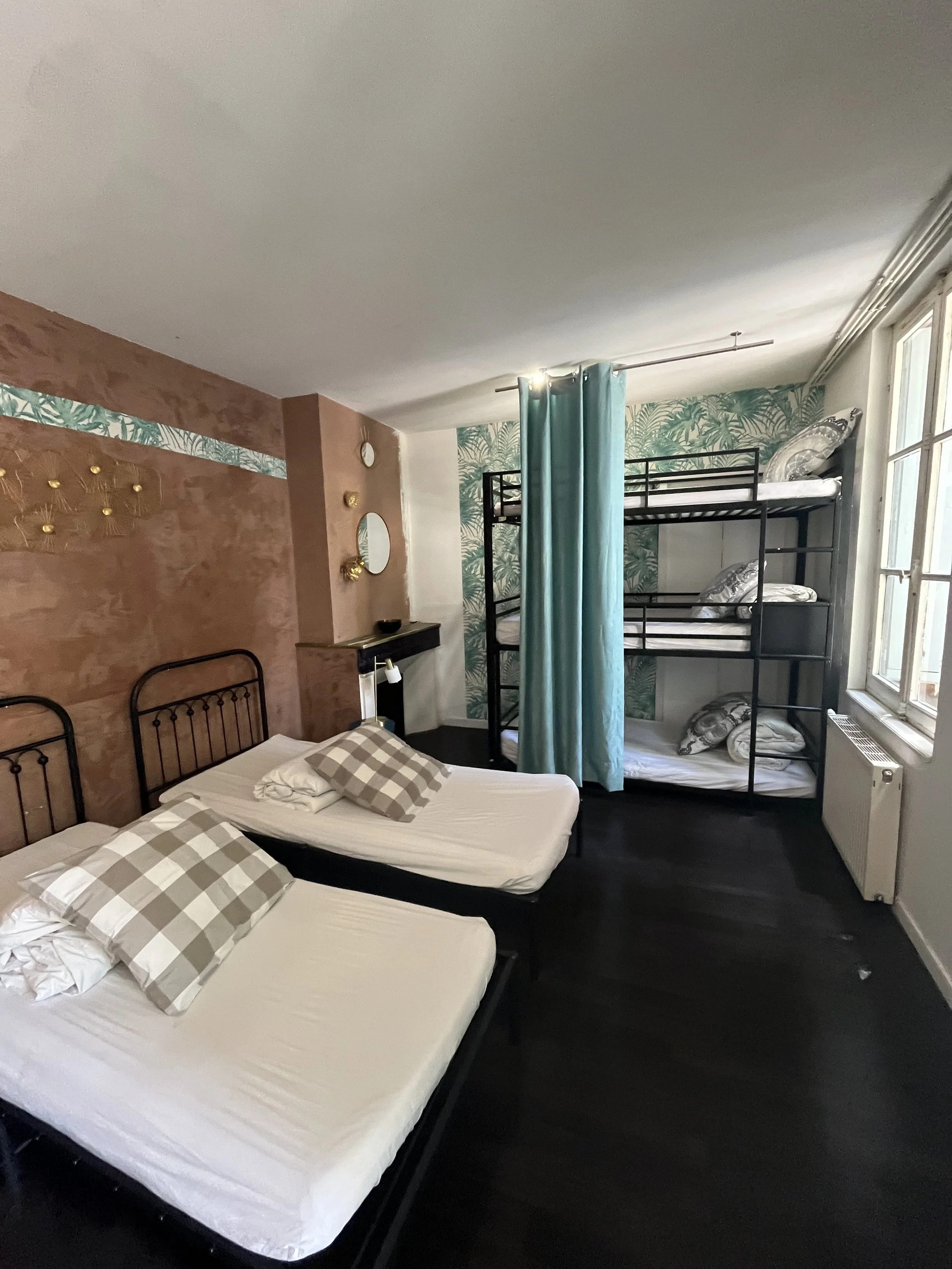 chambre 3 Lit triple et deux simples hôtel toulouse.jpeg