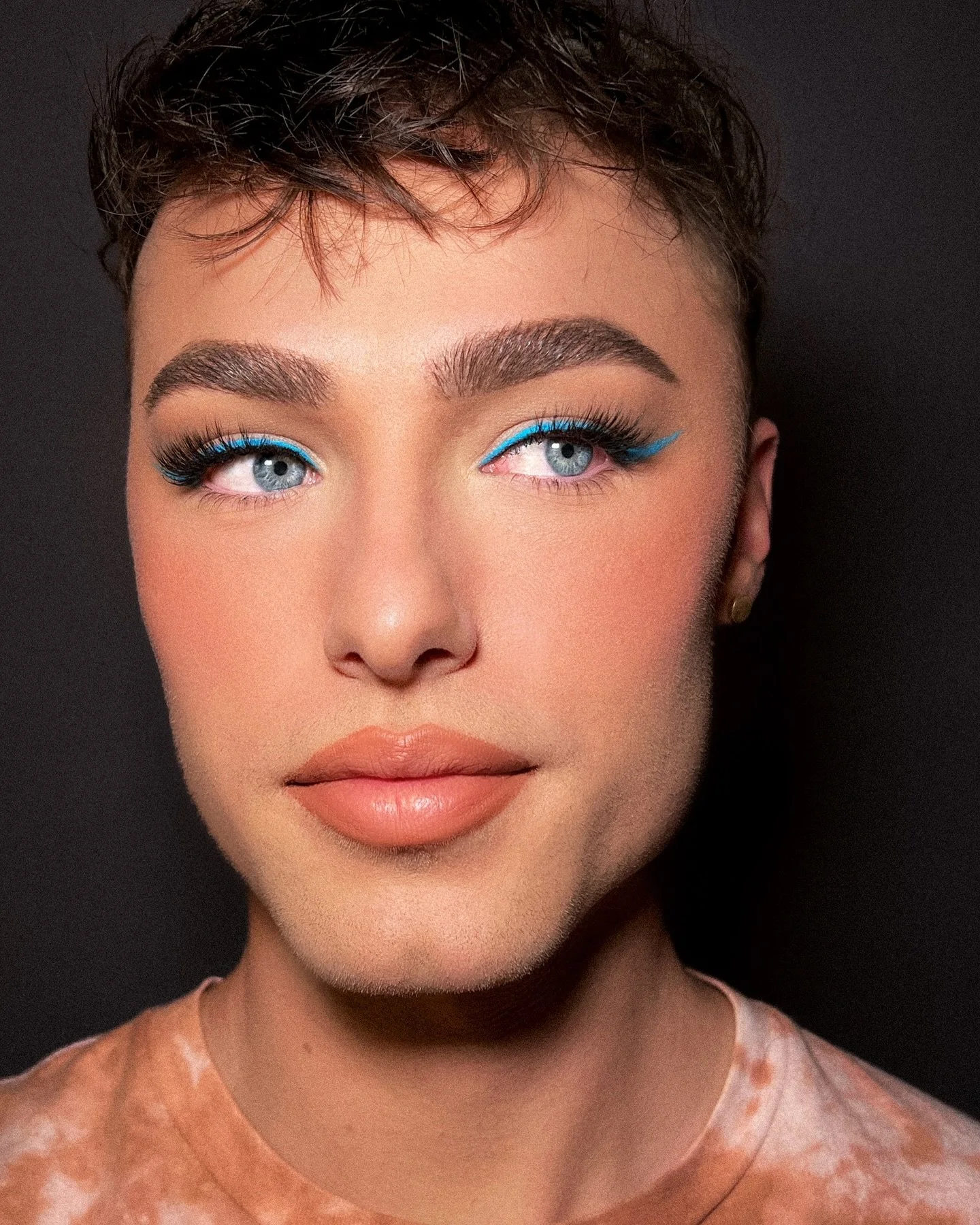 Icepop isn&rsquo;t just a shade &mdash; it&rsquo;s a statement. 💖 Founder Wesley makes it pop as winged liner for bold, vibrant beauty.

www.poshbeauty.co

#PoshBeauty #WingedLiner #ViralMakeup #IndieBeautyBrand #CrueltyFreeBeauty #BoldMakeup #Makeu