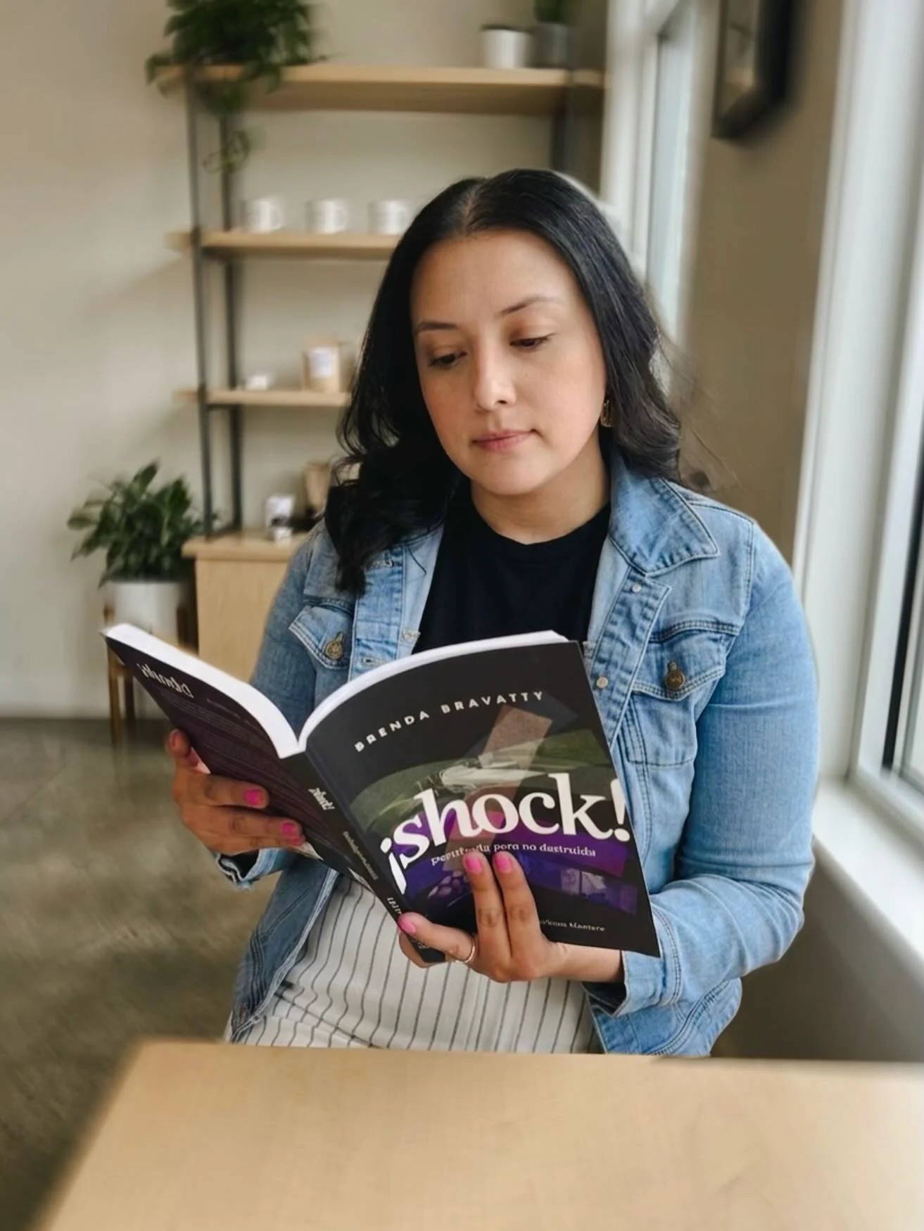 Es incre&iacute;ble ver c&oacute;mo cada vez m&aacute;s personas se sumergen en las p&aacute;ginas de &iexcl;Shock!: Derribada pero no destruida. No es solo un libro, es una lectura de resiliencia y esperanza que est&aacute; llegando a manos de quien