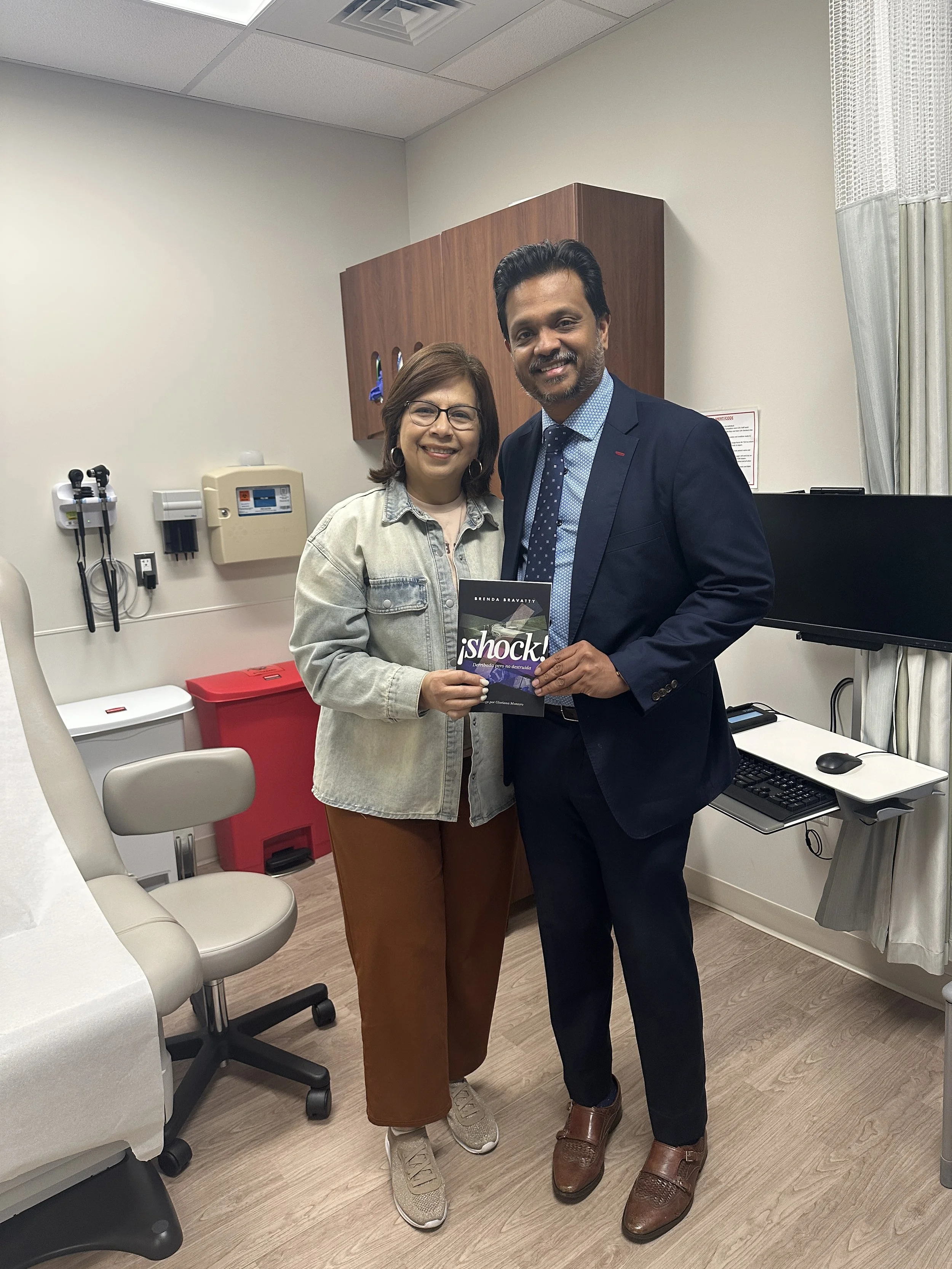 Brenda presenting ¡SHOCK! Derribada pero no destruida, to her oncologist, Dr.
Devalingam Mahalingam