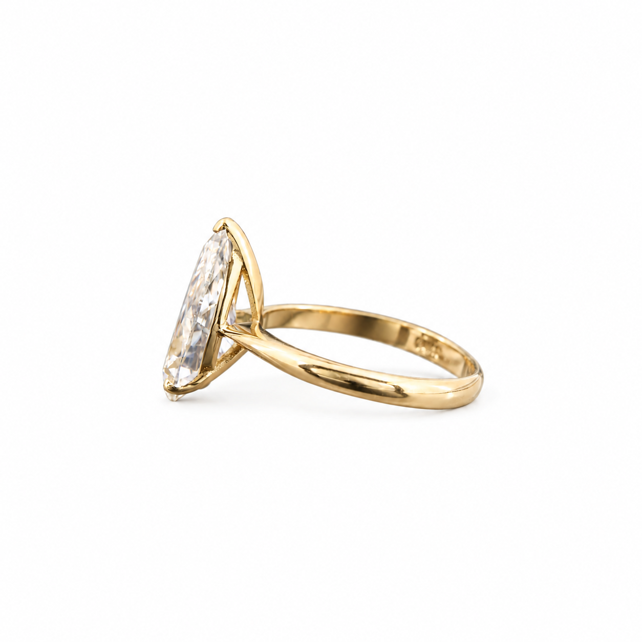 lab+diamond+pear+yellow+gold.png