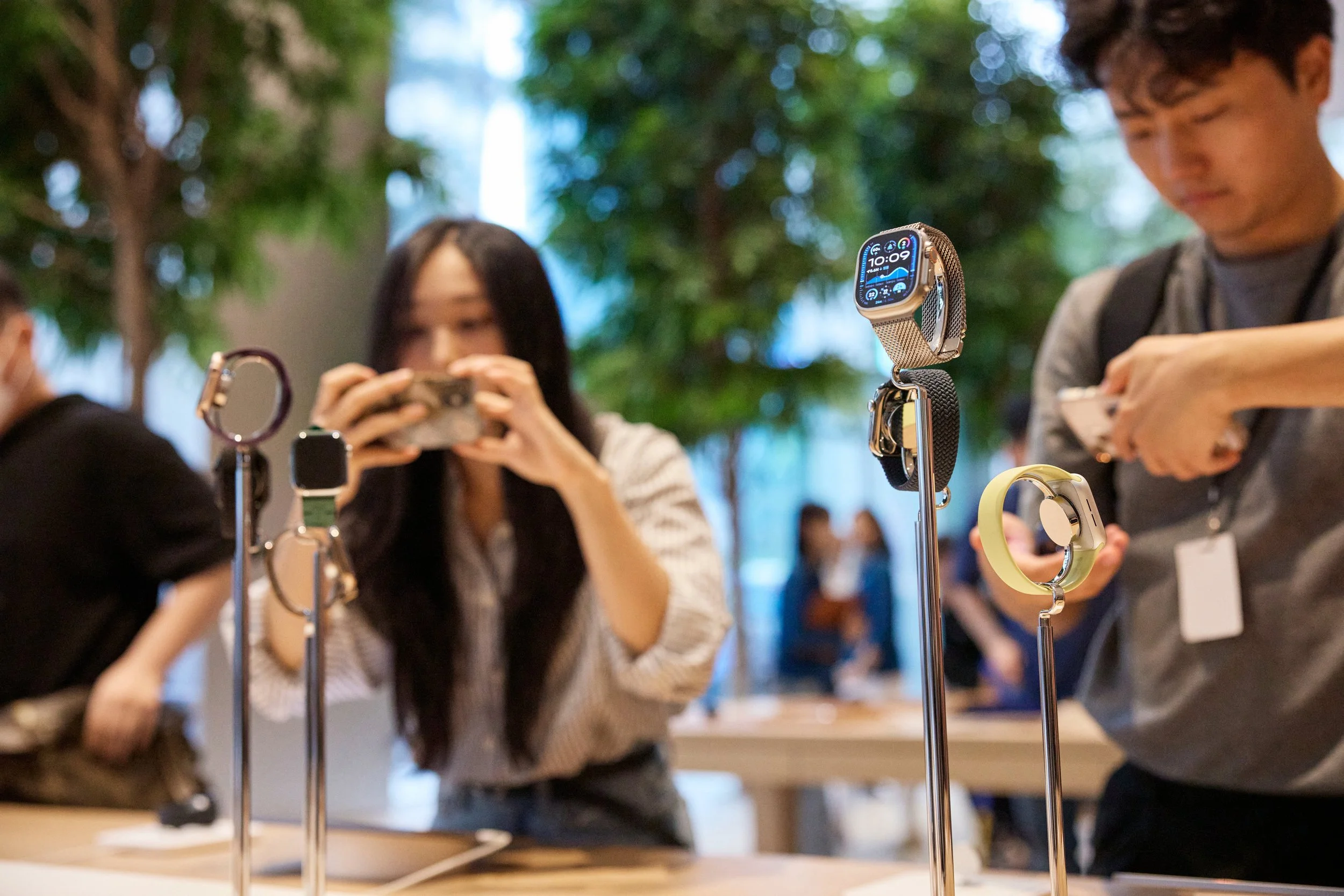 Apple-Myeongdong-Seoul-customers-with-Apple-Watch-lineup-240920.jpg
