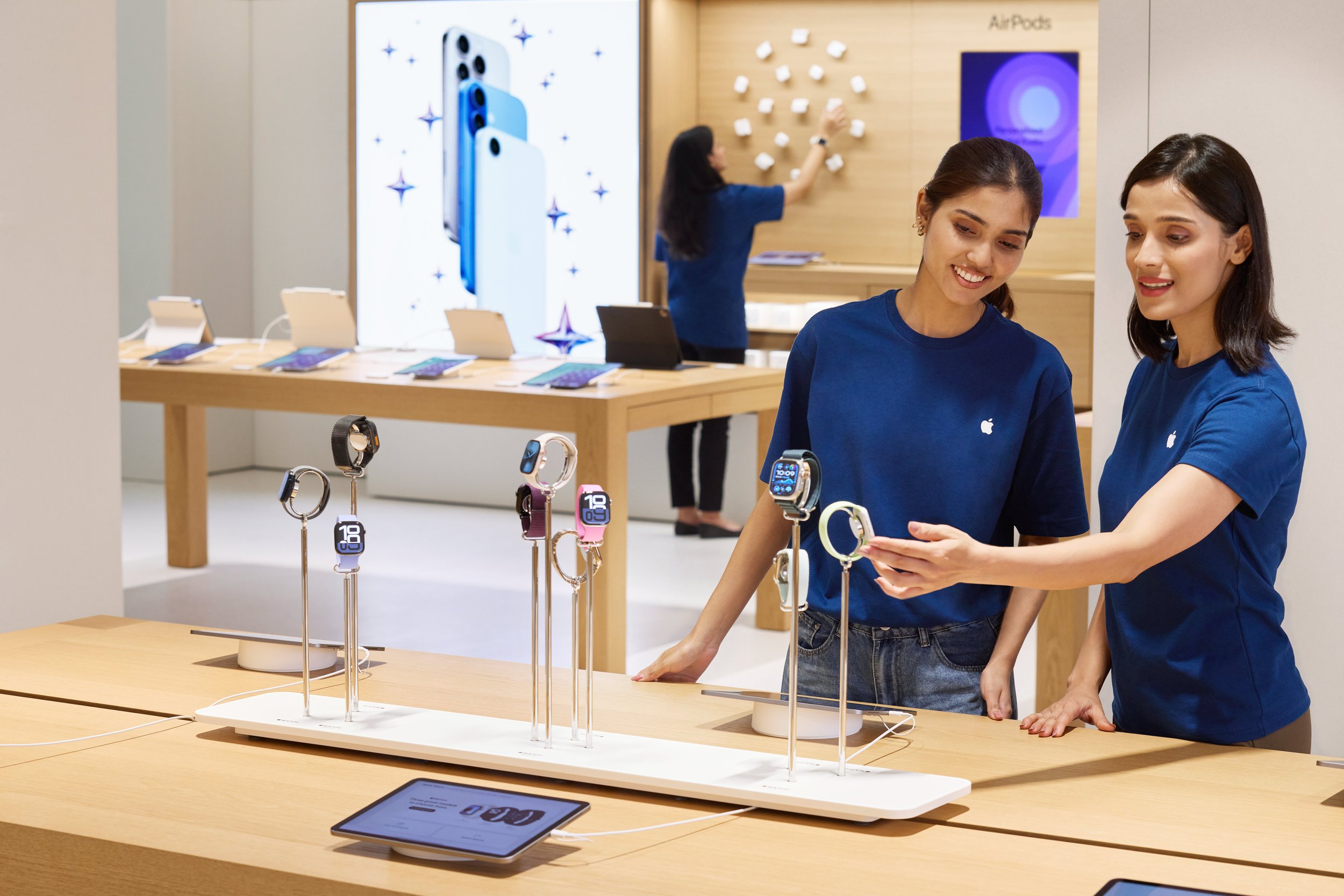 Apple-Hebbal-India-media-preview-employees-setting-up-store.jpg