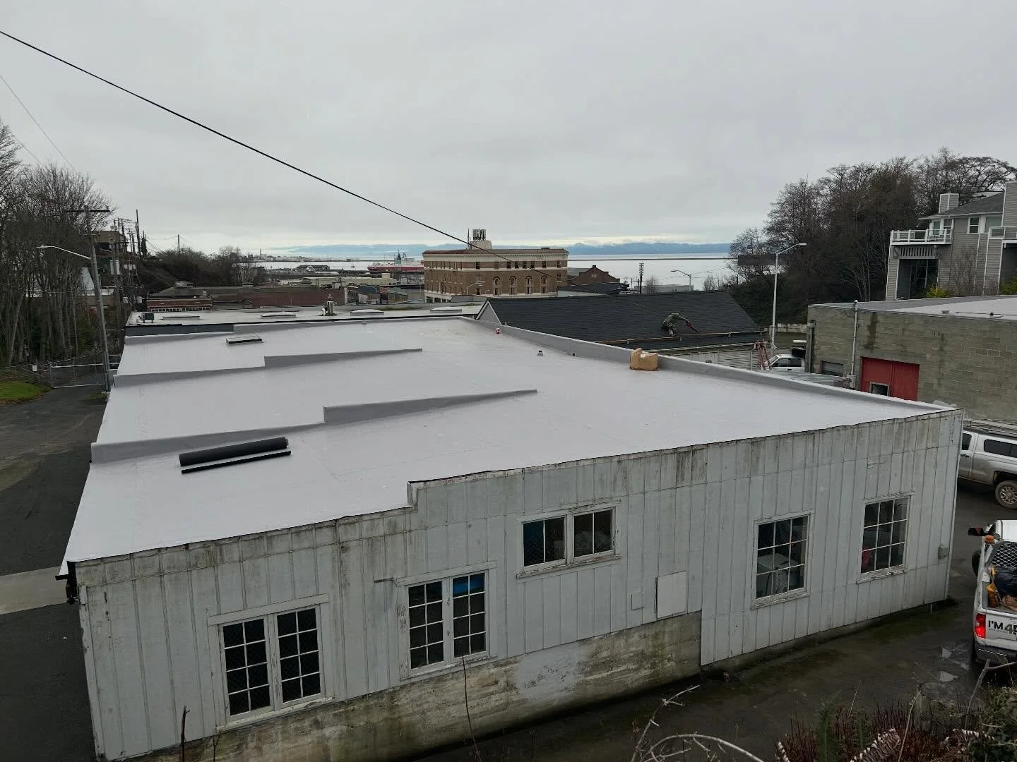 Oh so fresh! We officially have a new roof on all our buildings for TINY HOME TUESDAY🙌 In addition, the first steps towards making structural improvements is underway. This is essential for making sure the common facility is safe for years to come. 