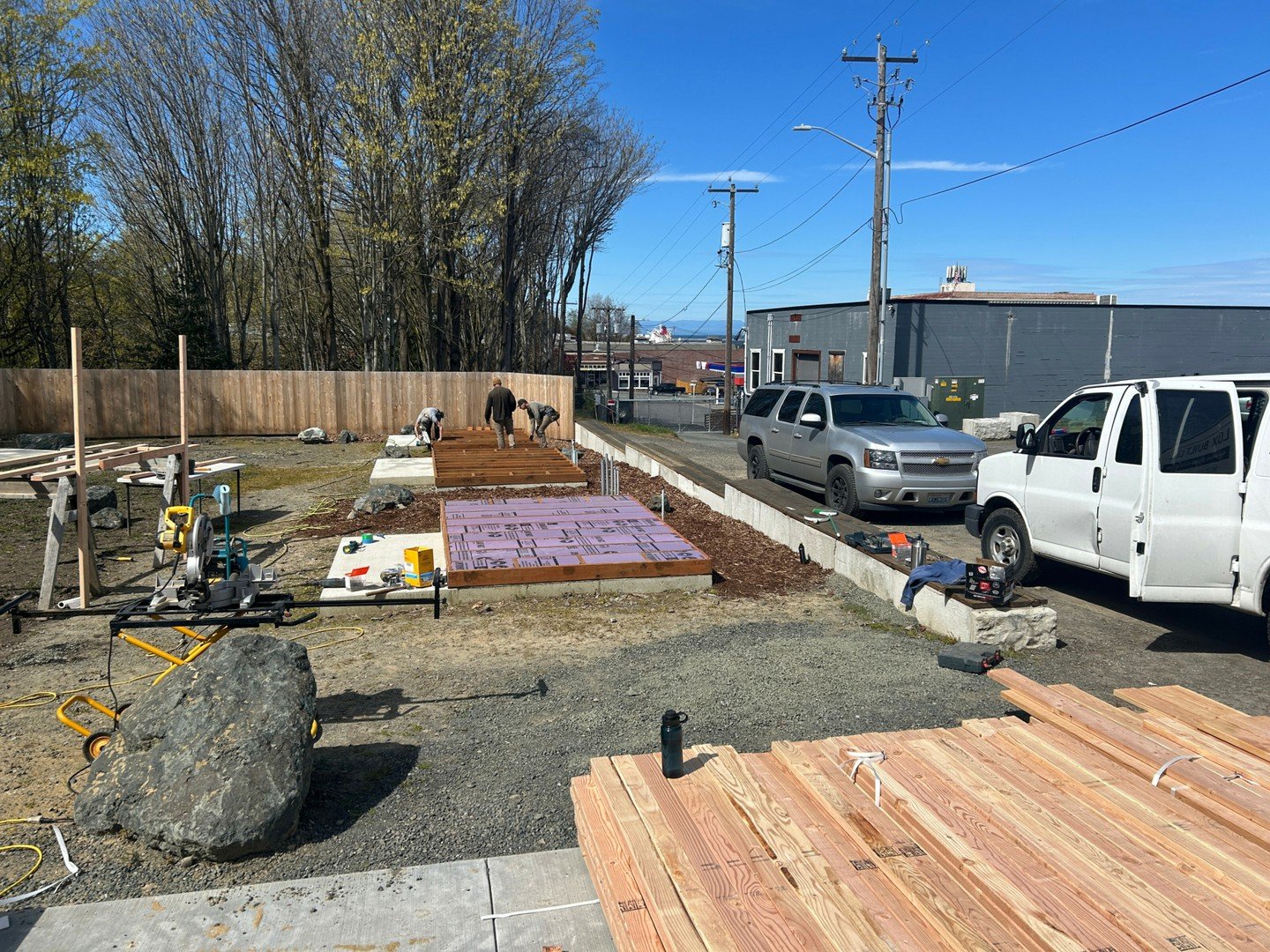 We be jammin&rsquo;☀️ - Suns out on this TINY HOME TUESDAY. Walls are coming down and more walls are going up! 

3 tiny homes are emerging from their foundations and the next exterior section of the common facility is getting framed. 

What&rsquo;s t