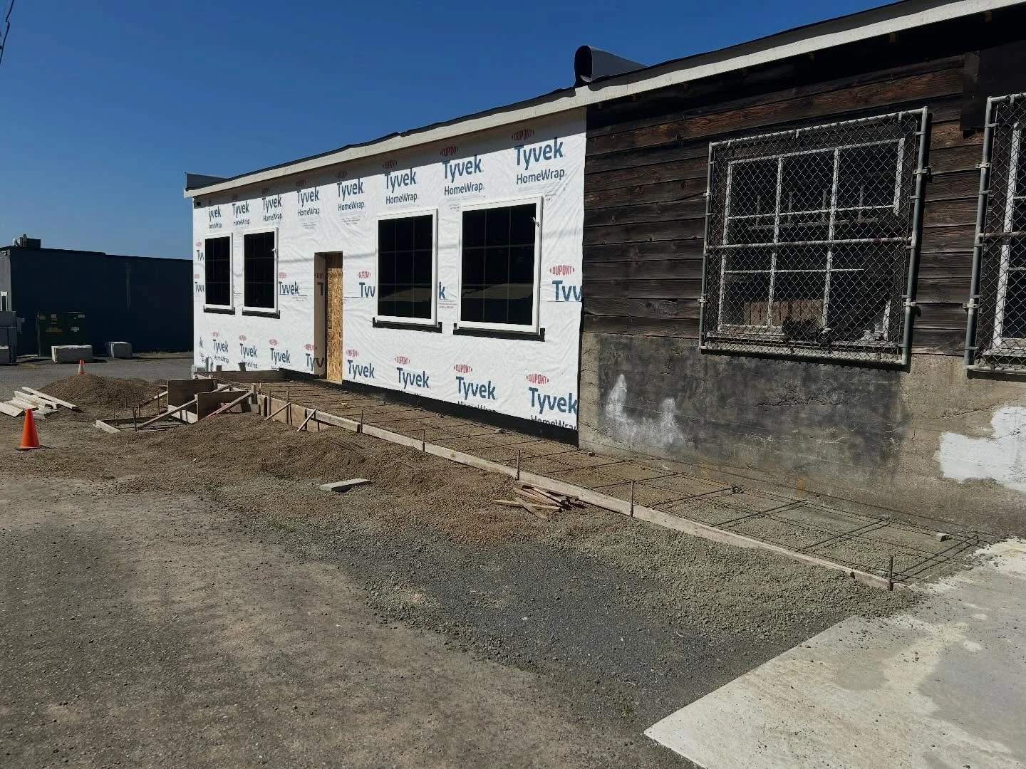 TINY HOME TUESDAY always comes with goods new&hellip;but this week, also some not-so-good news. 

First the good: new south entrance ramp is formed and ready for concrete, plus we&rsquo;re getting hot water!! Woohoo!

Not-so-good: Our 3rd tiny home t