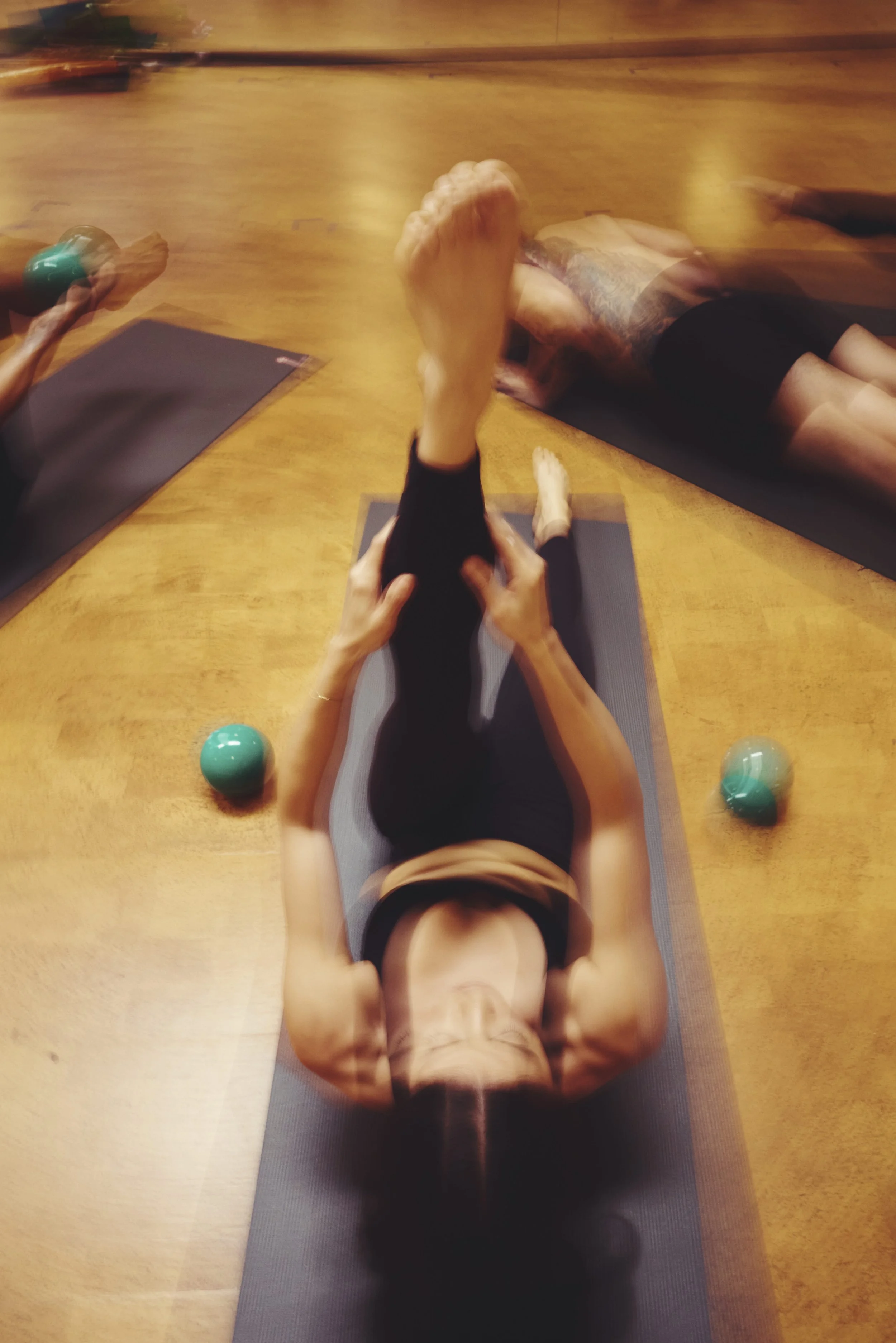 A young woman doing core exercises.