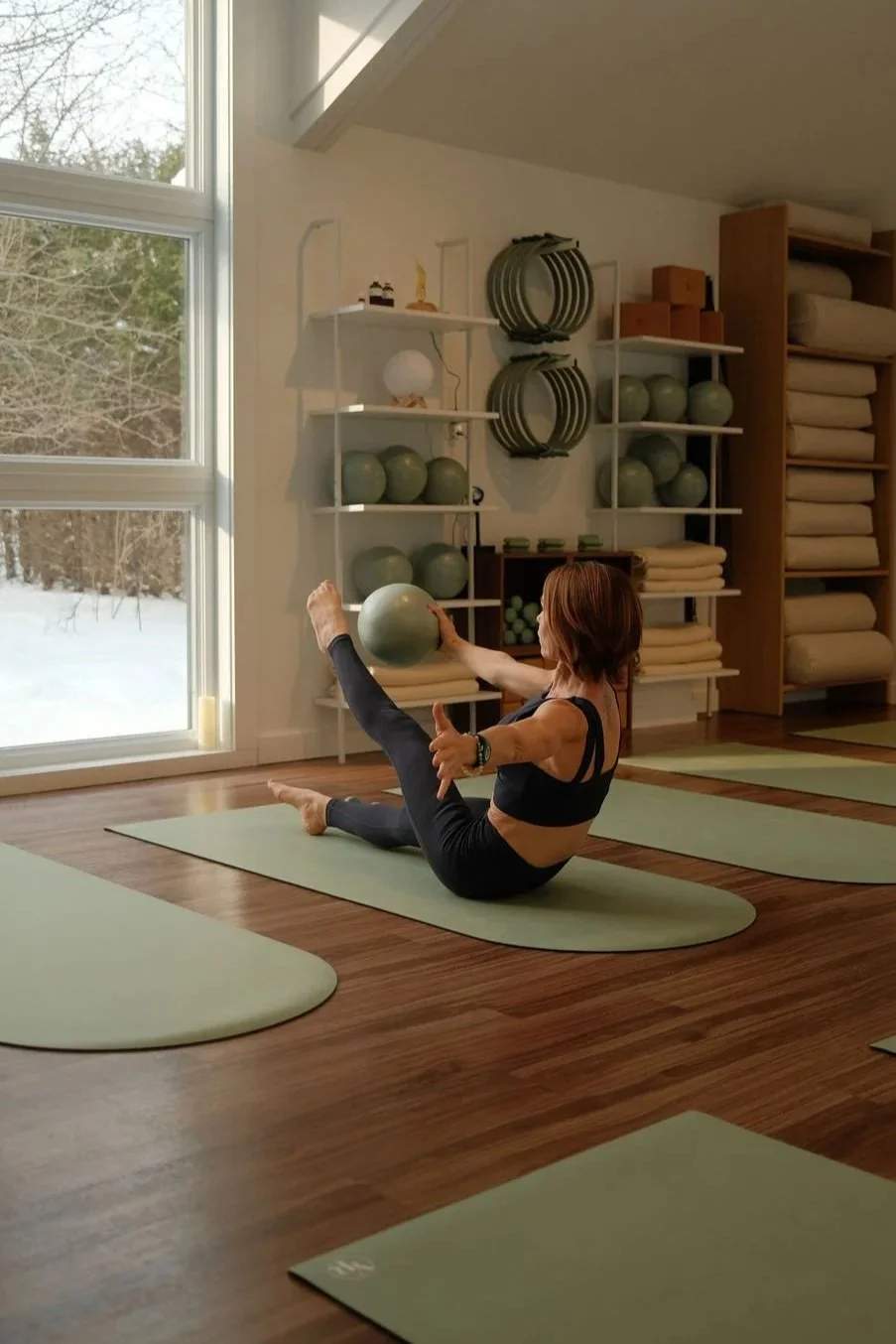 Posture de Yoga et pilates studio Un Momento Bromont