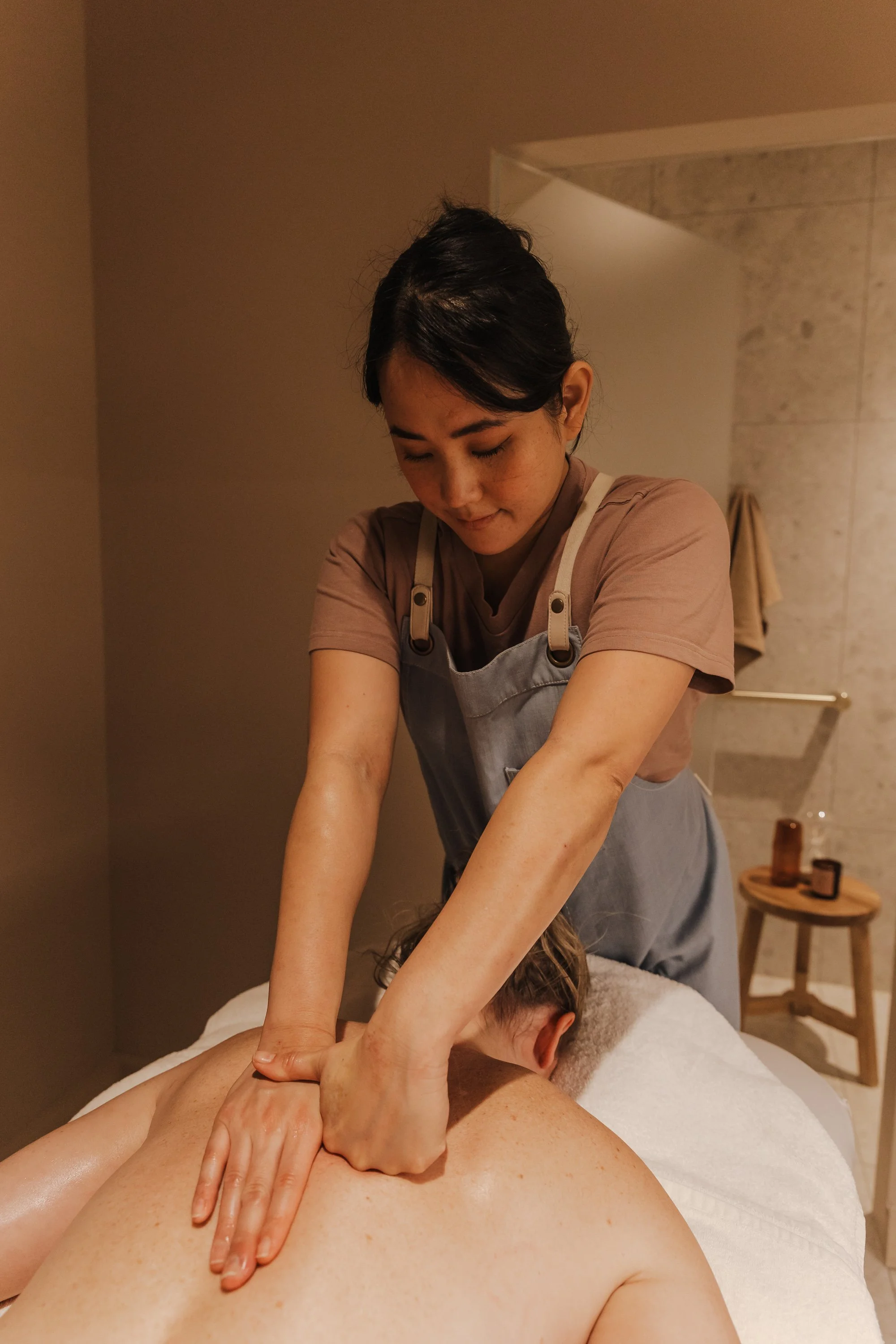 Mika, One of Kai Urban Retreat's remedial therapists performing a back massage.