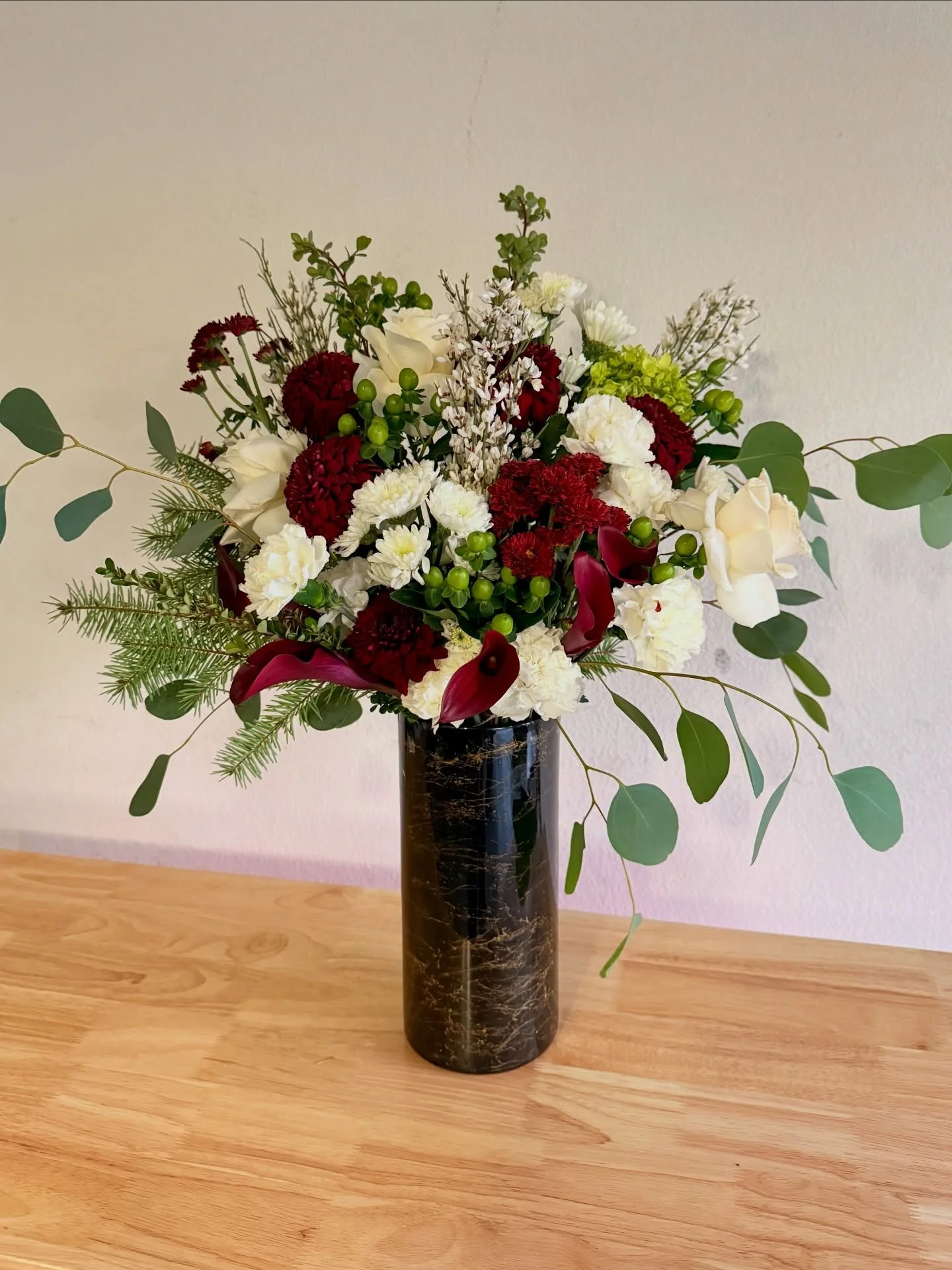 The result ✨ First of many holiday deliveries!! 🌹🌿 

#lulusblooms #flowerdelivery #lasvegas #holidayflowers #custombouquet