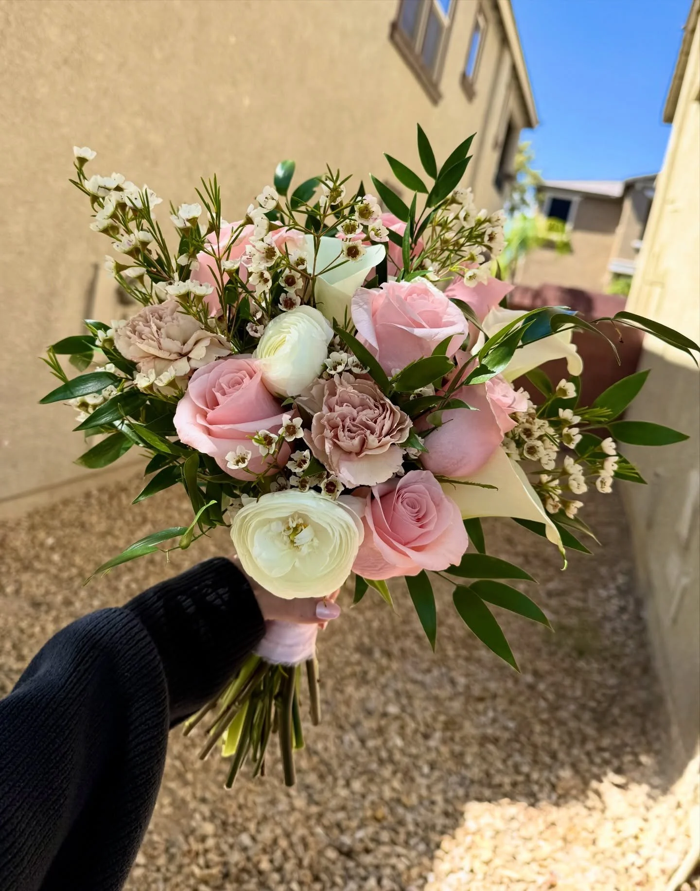 Simple and elegant! Obsessed with this custom bridal shoot bouquet for @skinwithchristine 🌸🌿

Place your custom order at www.lulusbloom.co 🫶🏼

#lulusblooms #bridalbouquet #weddingflorist #lasvegas #vegasflorist