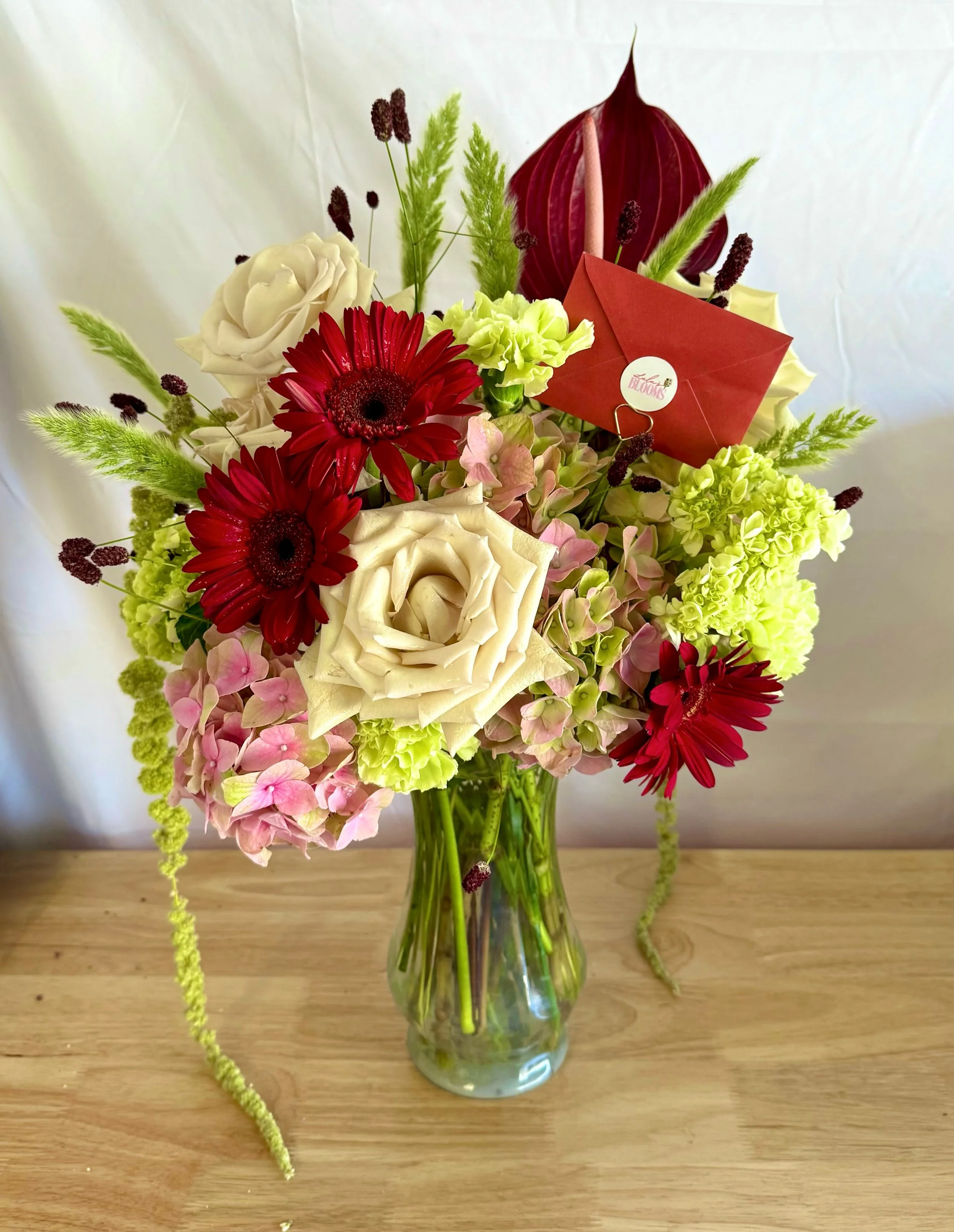 Starting off Mother&rsquo;s Day weekend with two special custom deliveries! 🌿🌹 

#lulusblooms #mothersday #custombouquet #lasvegas #flowers