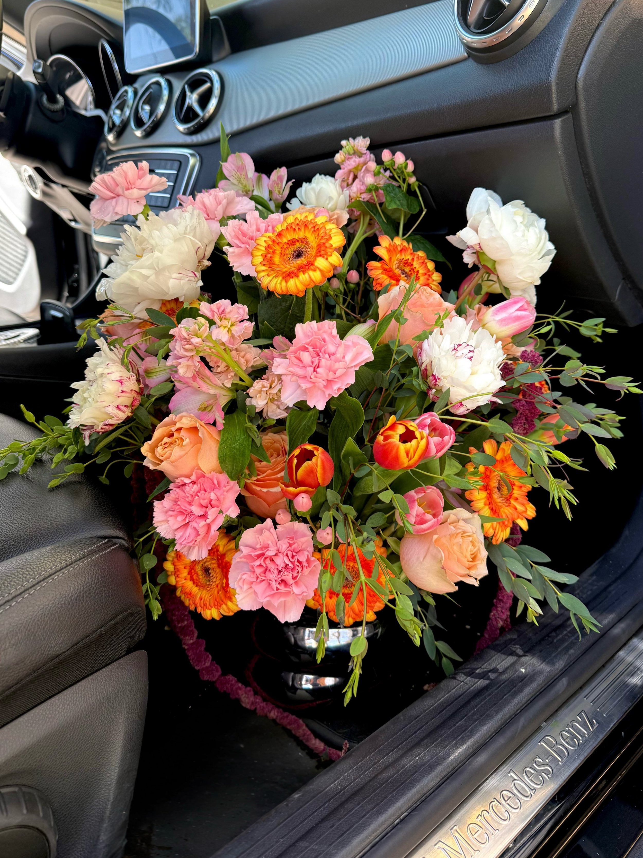 Freshly arranged &amp; perfect for any summer celebration 🌿🌸🌾

#lulusblooms #bouquetdelivery #lasvegas #florist #customarrangement