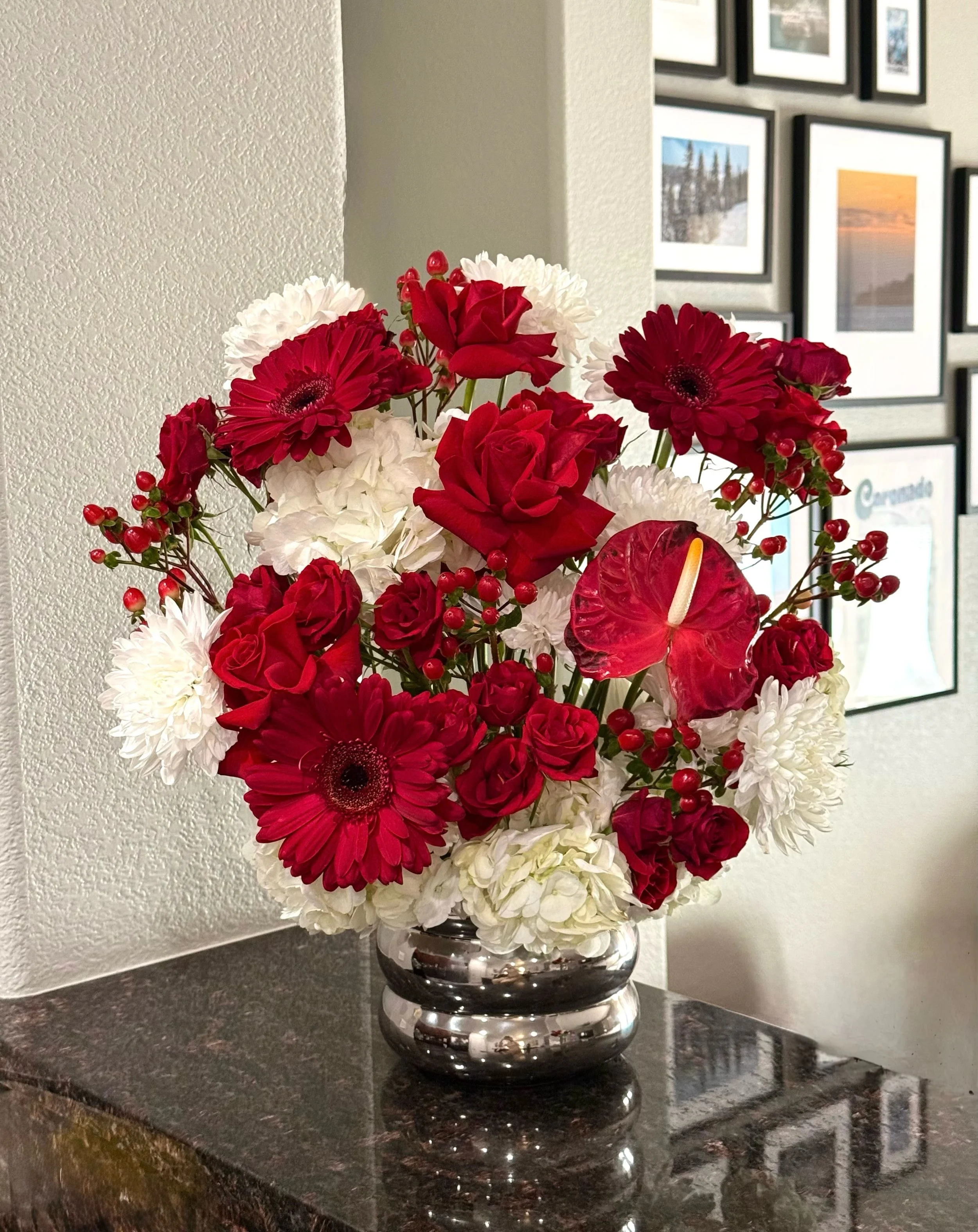 Classic, with a little drama 🌹

#lulusblooms #lasvegasflorist #customarrangement #flowers
