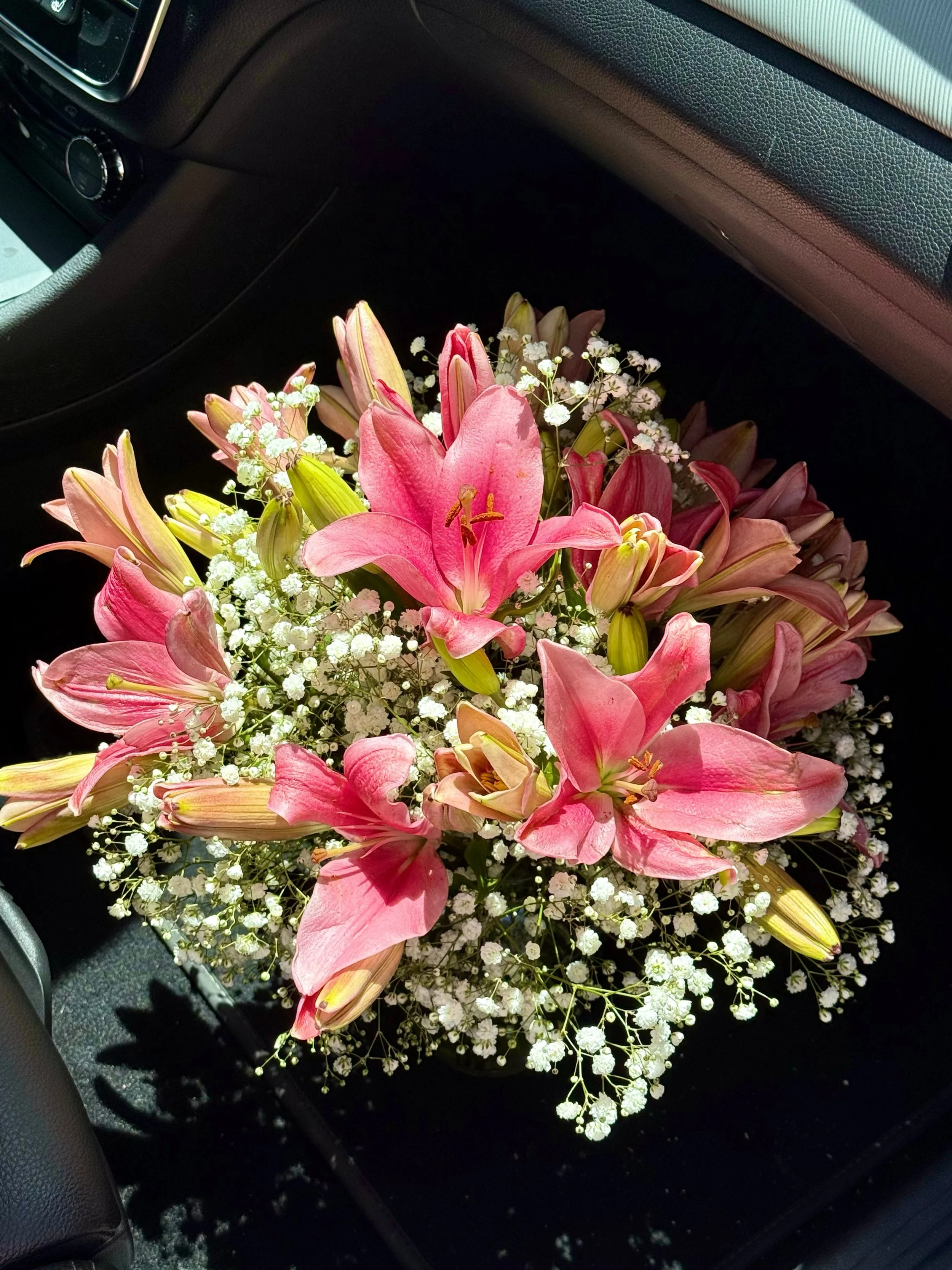 A moment for these lilies 🤍 

#lulusblooms #bouquetdelivery #lasvegas #florist #customarrangement
