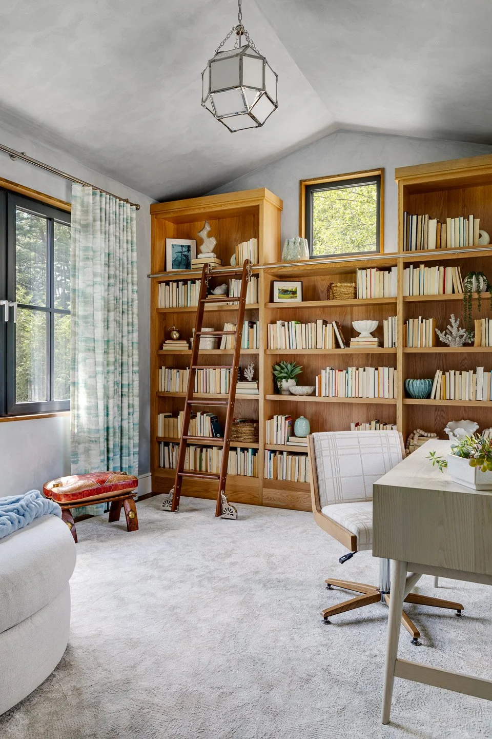 Best general contractor, home builder, and home remodeler on the Northshore in Andover, Massachusetts (MA), developed this modern home office library.