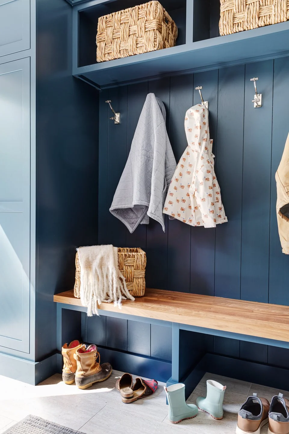 Best general contractor, home builder, and home remodeler on the Northshore in Andover, Massachusetts (MA), developed this modern mudroom and back entryway.
