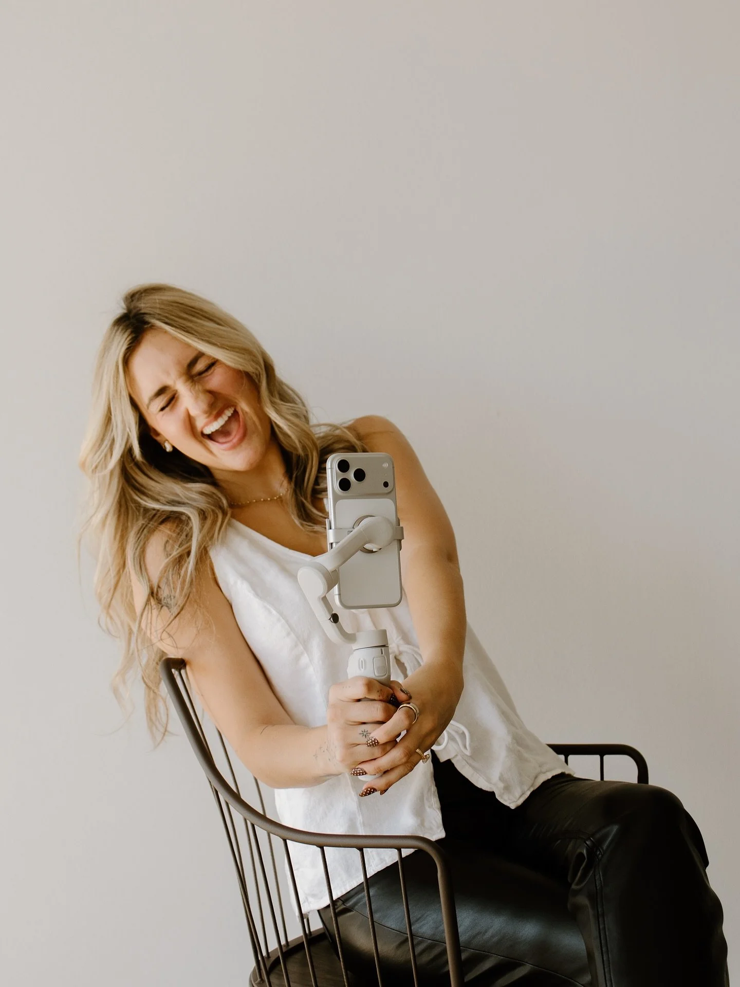 If you&rsquo;re new here, hi!! I&rsquo;m Zo&euml;, I&rsquo;m the face behind Love Captured Co., and I&rsquo;m all about capturing your day in a way that feels real. 

The laughs, the tears, and all those moments you never want to forget!

I&rsquo;m n