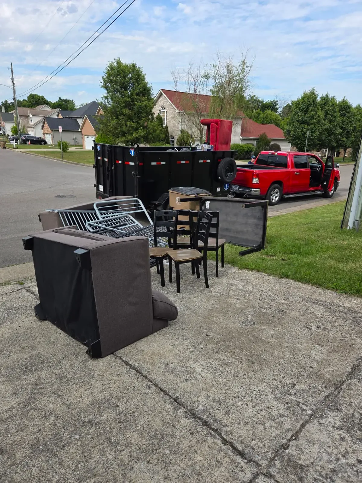 Move out and estate cleanout service in Murfreesboro TN removing unwanted furniture and household items