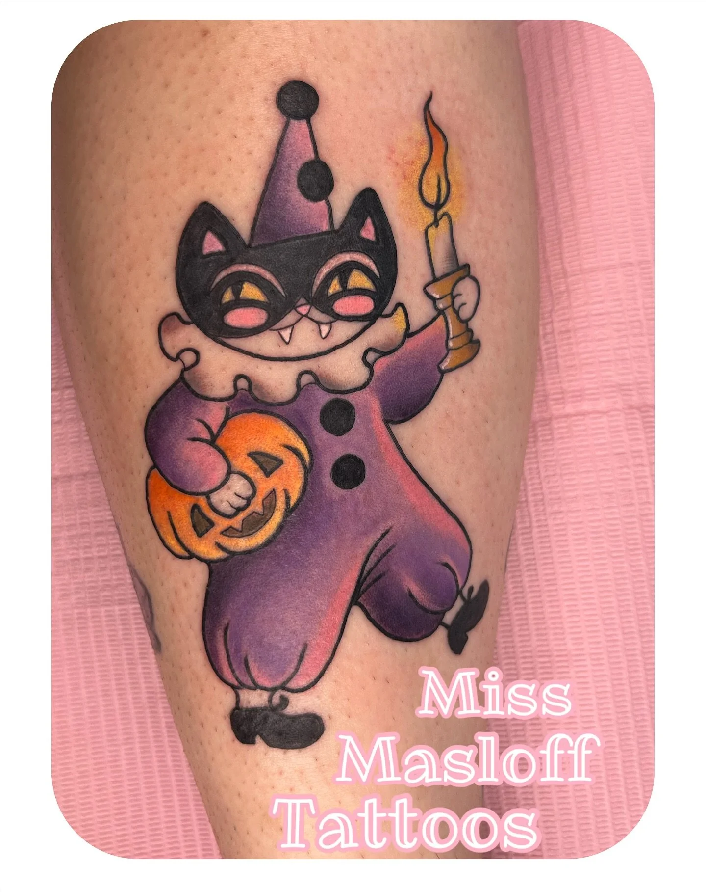 🎃 Halloween kitty 🎃
Finally got to do my lil Halloween kitty from last years Halloween flash sheet! Bea wanted them in a purple outfit instead of orange and I honestly love how it came out! 
My books are open for October and November ! ✨
.
.
.
#pdx