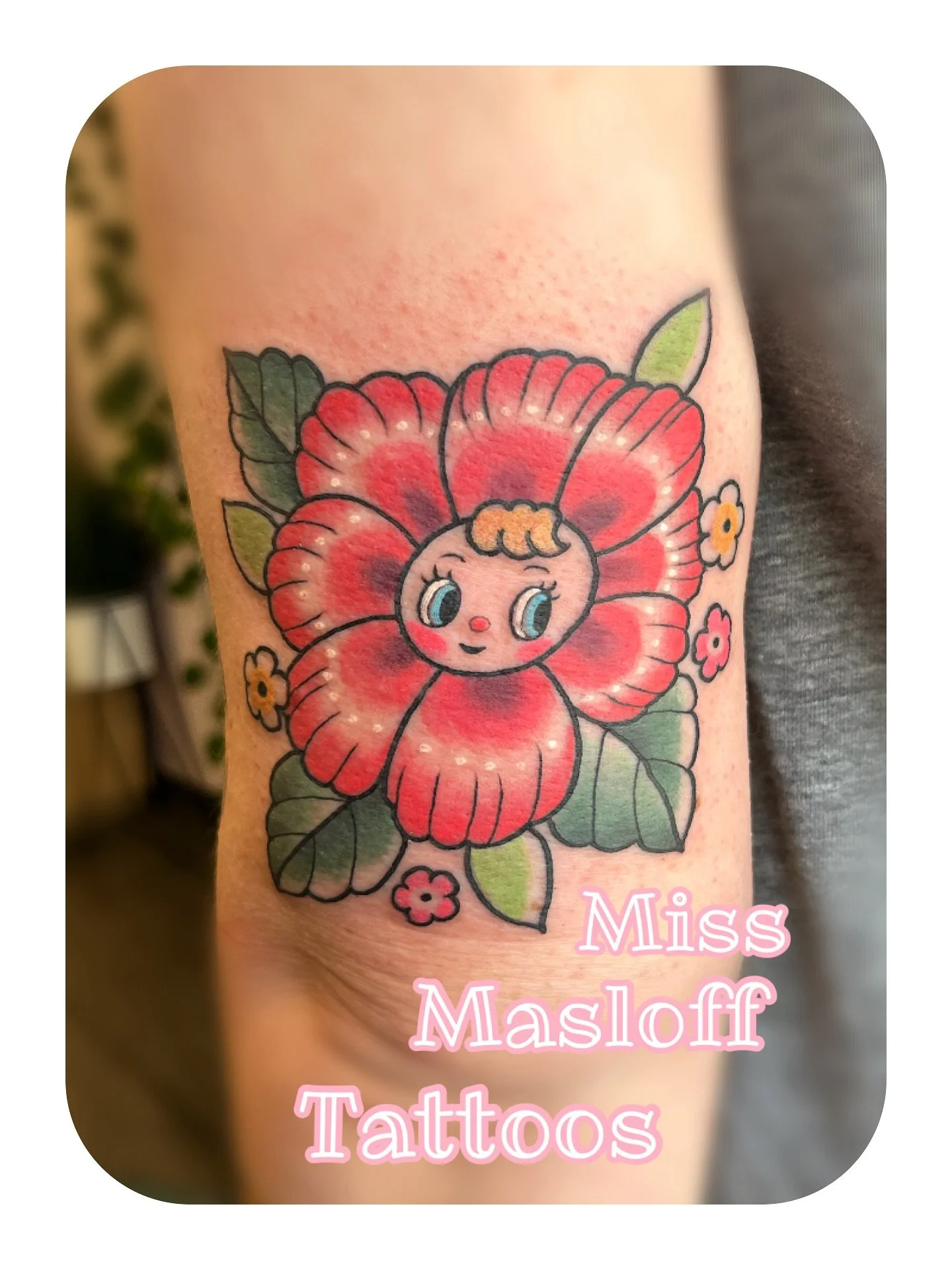 🌼 Floral friend flash 🌼
Coordinating cutesy kitschy floral flash to go with the other floral one for JeAnnie! 
I absolutely love tattooing kitschy/vintagr references! Almost time to start booking for October!
.
✨Jotform linked in bio to book ✨
.
.
