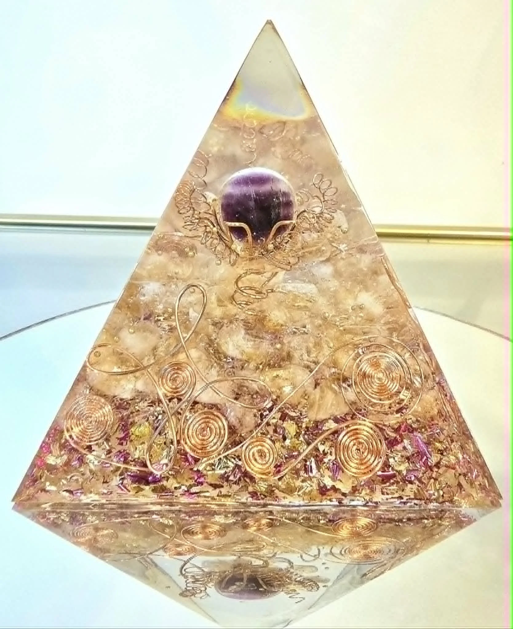 Pyramide Orgonite Améthyste et Citrine 1.jpg