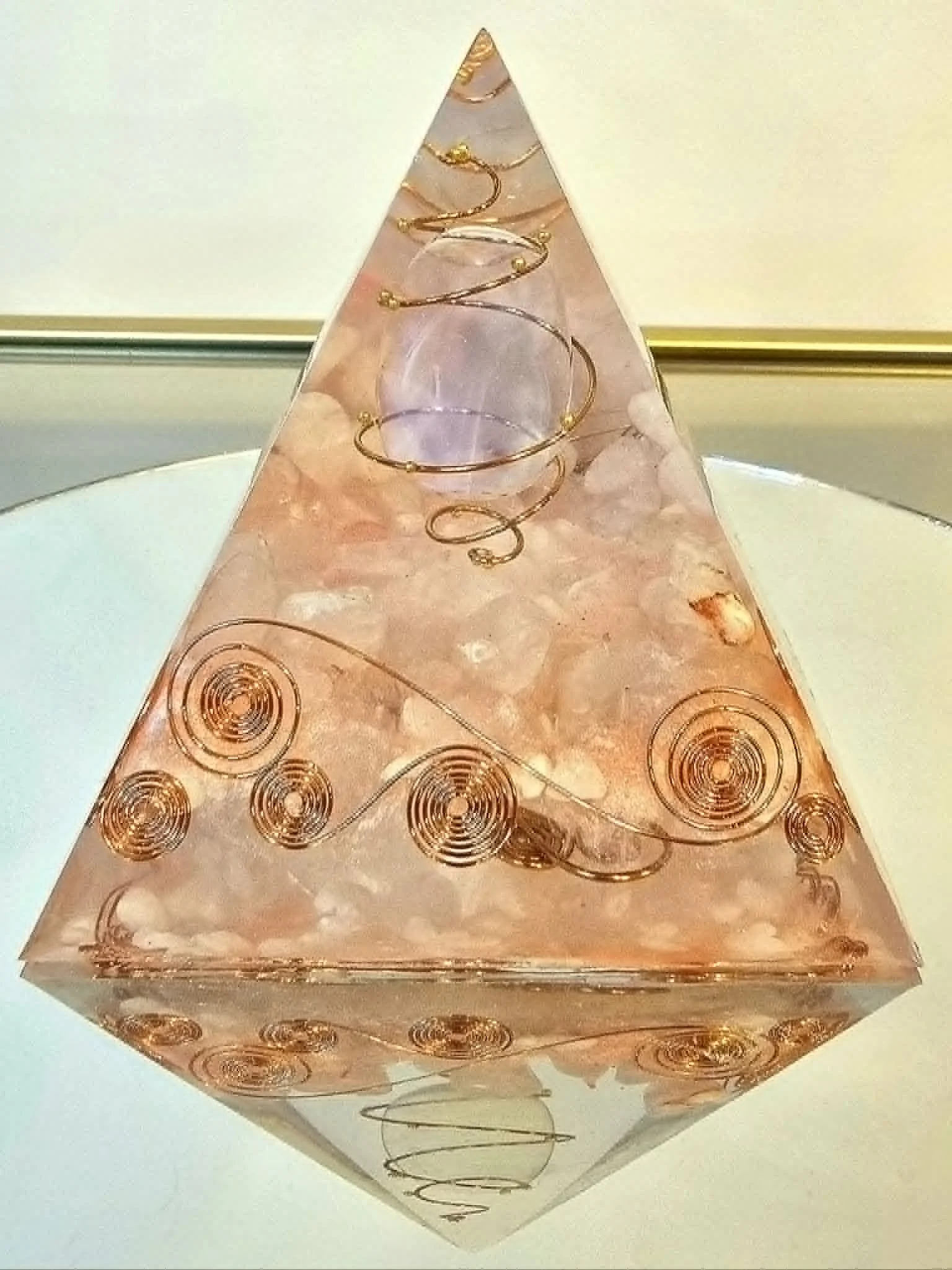 Pyramide Orgonite Opale et Quartz Rose 2.jpg