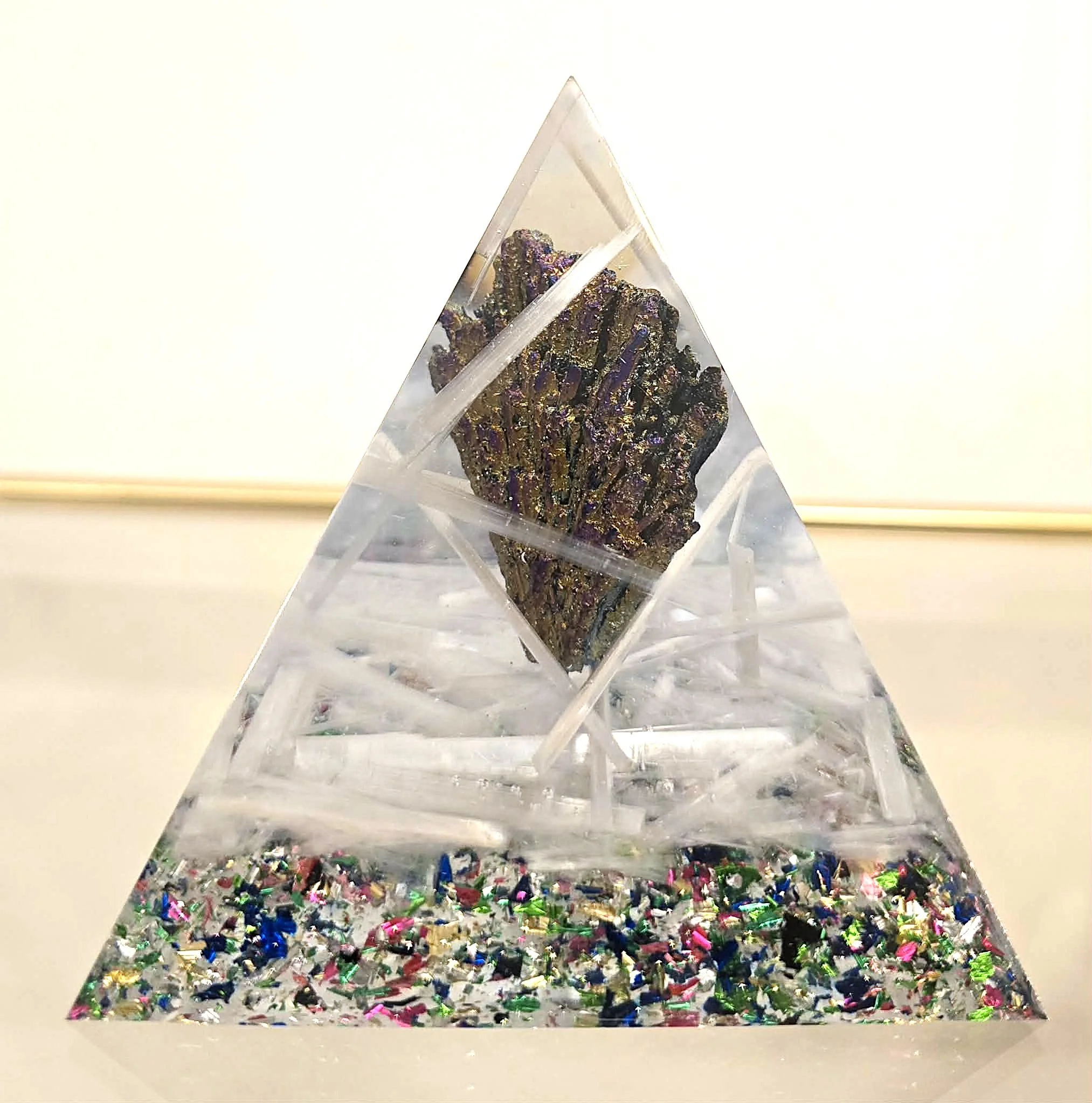 Pyramide Orgonite "Sérénité Céleste" : Cyanite Aura & Sélénite Sacrée