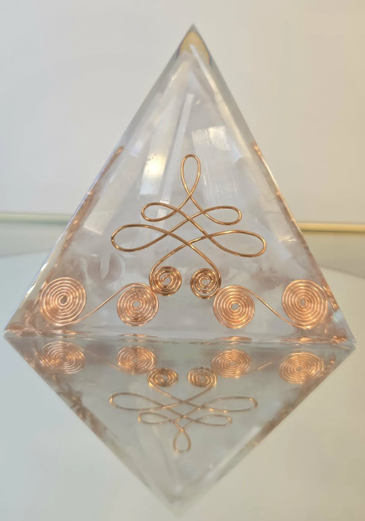 Pyramide Orgonite Sélénite 4.jpg