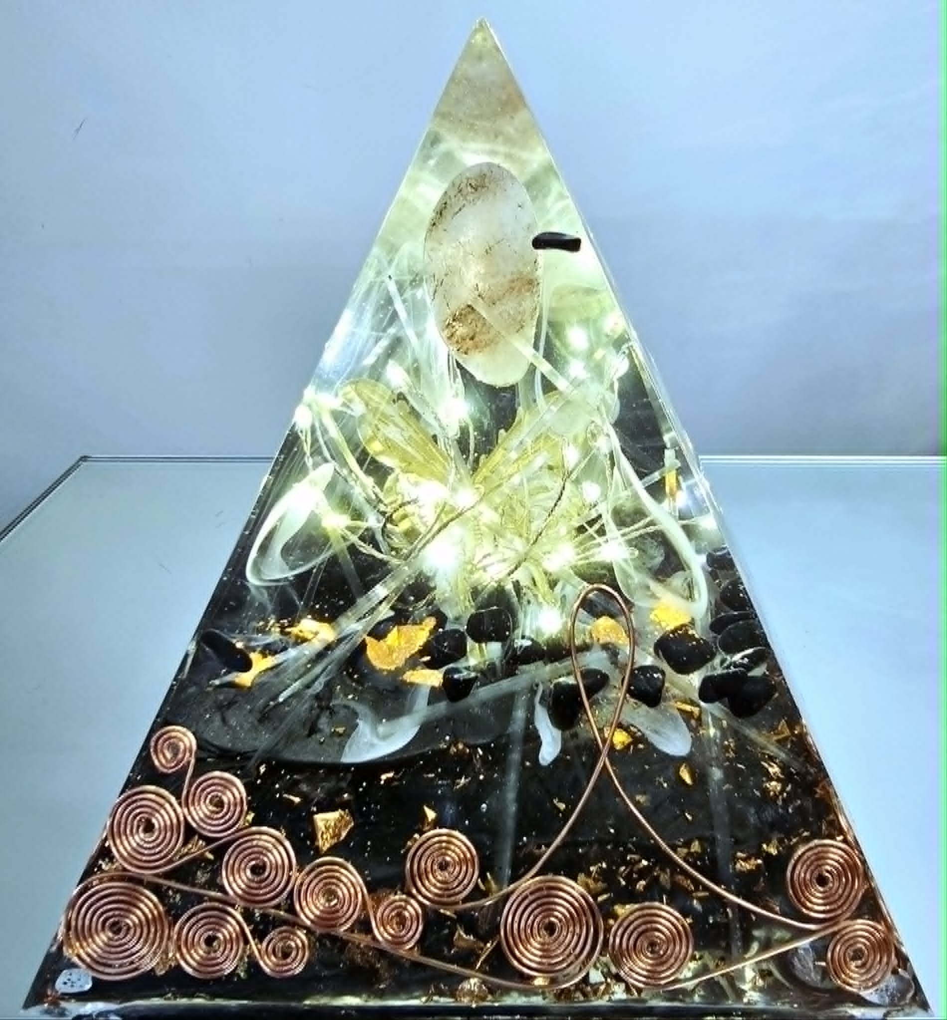Pyramide Énergétique en Obsidienne et Rutile Noir Doré