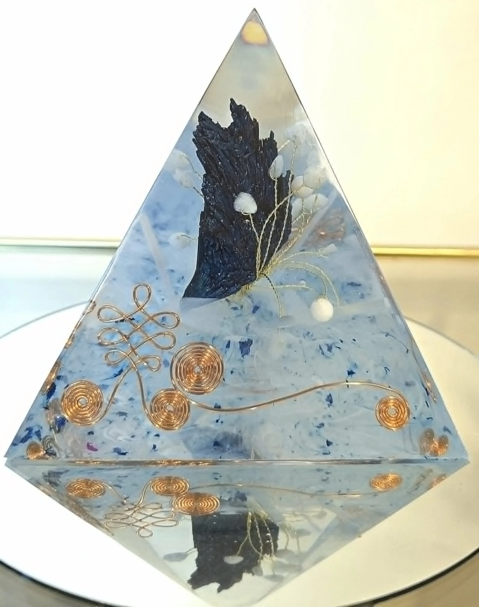 Pyramide Orgonite Cyanite, Aigue Marine, Sélénite et Quartz 8.jpg