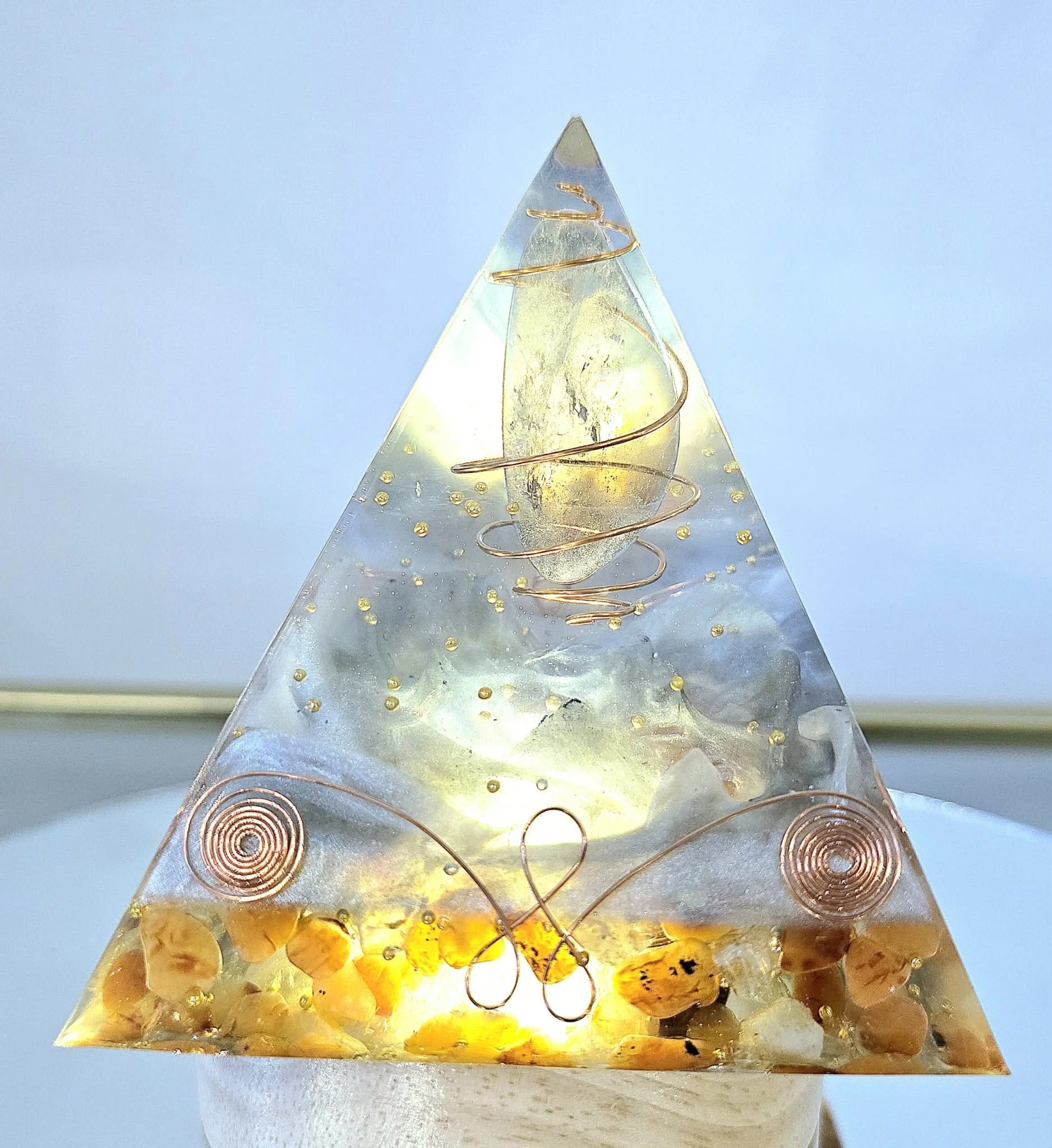 PYRAMIDE-ORGONITE-QUARTRZ-FUME-CORALINE-CITINE-ILLUMINEE-CREATION-COCO-FAZETTE.jpg