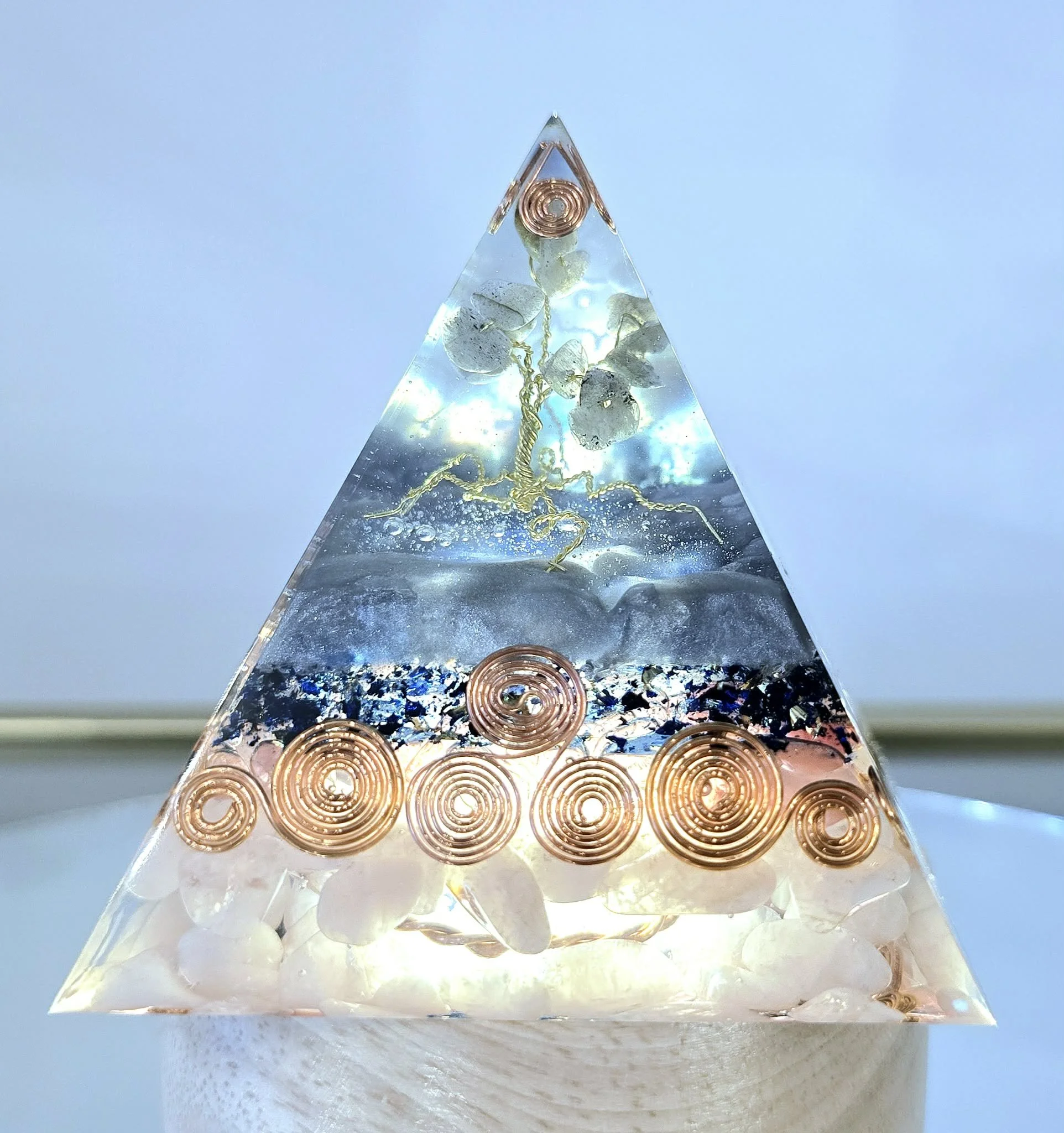 PYRAMIDE-ORGONITE-ARBRE-DE-VIE-LABRADOTITE-ET-QUARTZ-ROSE-ILLUMINEE-CREATION-COCO-FAZETTE.jpg
