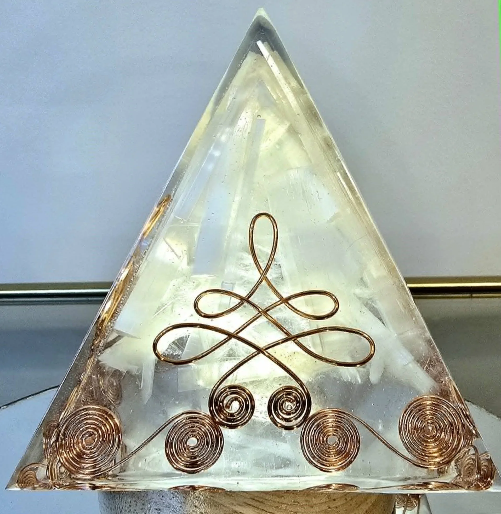 Pyramide Orgonite Sélénite.jpg