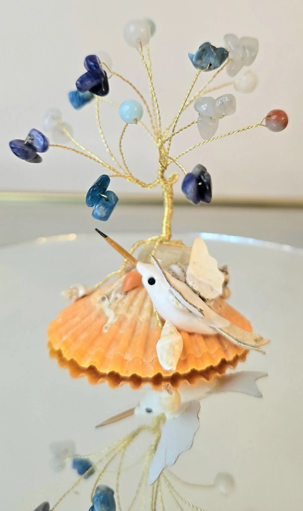 Apatite aigue marine et quartz sur coquillage.jpg