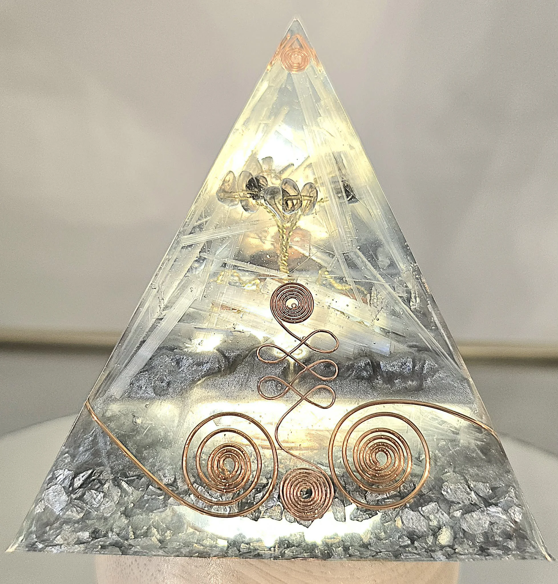 PYRAMIDE-ORGONITE-ARBRE-DE-VIE-ALLIANCE-QUARTZ-FUME-ET-SELENITE-ILLUMINEE-CREATION-COCO-FAZETTE.jpg