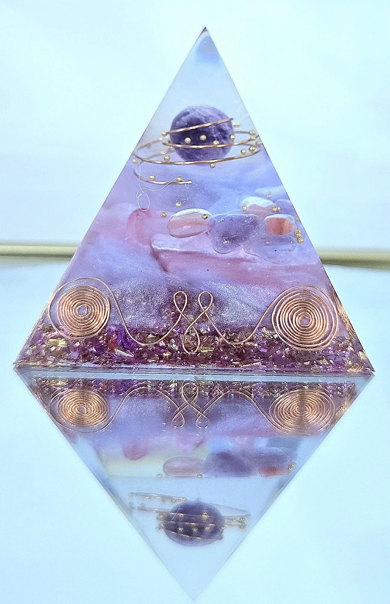 PYRAMIDE-ORGONITE-AMETHYSTE-QUARTZ-ROSE-ET-FIL-DE-CUIVRE-CREATION-COCO-FAZETTE.jpg