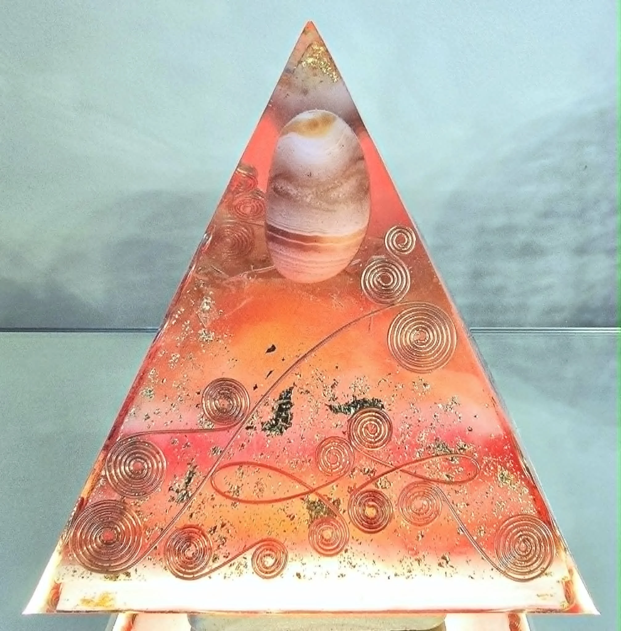 Pyramide sardonyx et sélénite illuminé par COCO Fazette.jpg