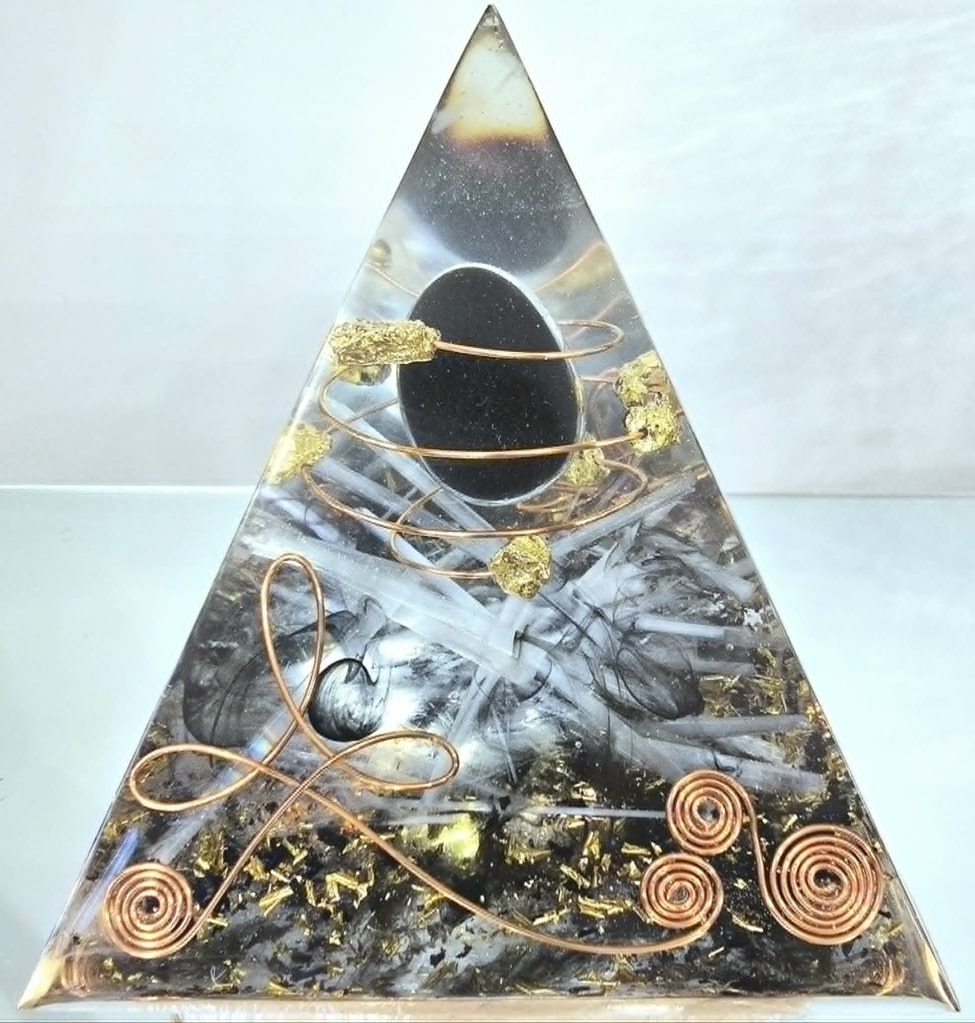 Pyramide Orgonite Obsidienne et hématite translucide création COCO Fazette.jpg